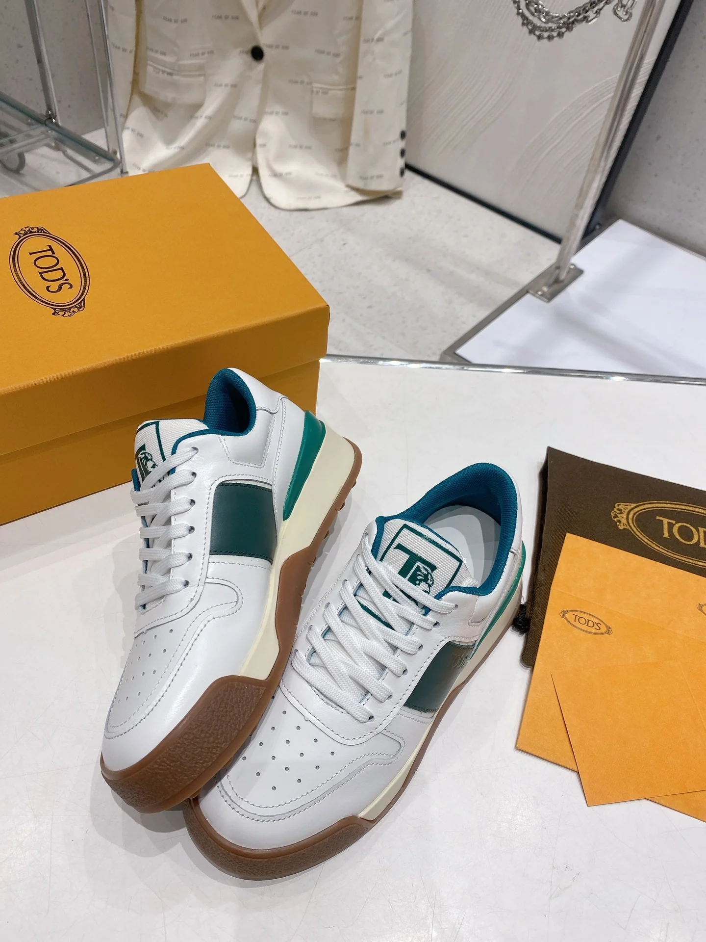 Весенняя коллекция Tods 2023 — Повседневная обувь — Парная модель — Коричневая подошва с зеленой отделкой