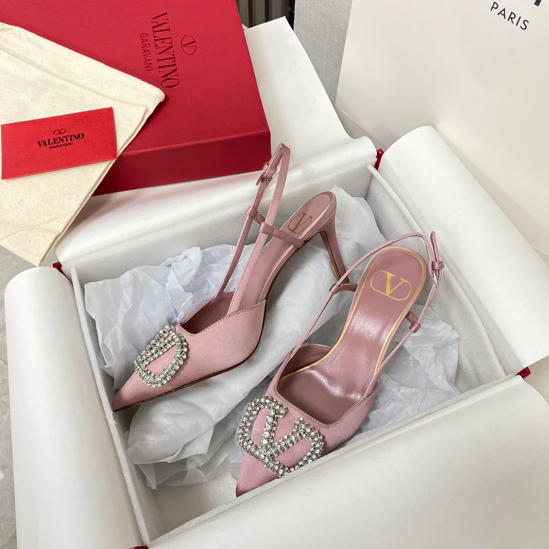 Valentino - Новейшая коллекция бутика - Сандалии и туфли на каблуке с V-образными замшевыми вставками - 2