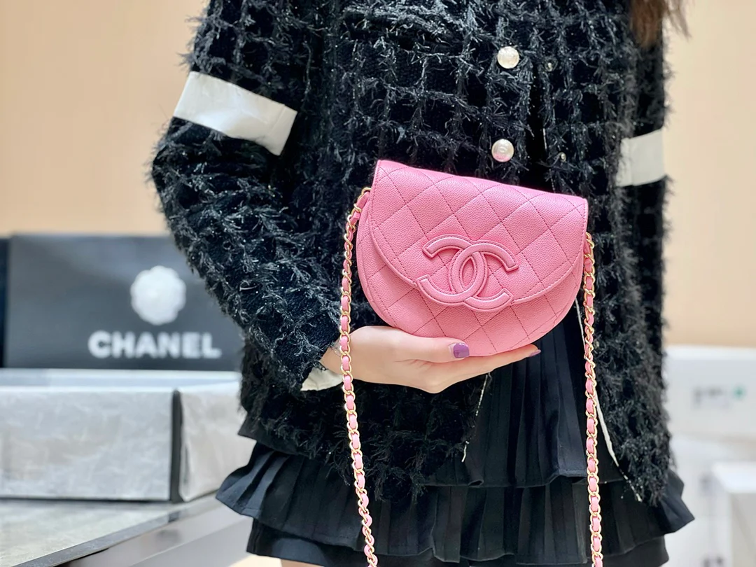 Новинка сезона весна/лето 2023 от Chanel - сумка Lychee Bull Saddle Bag - розовая - на фото.