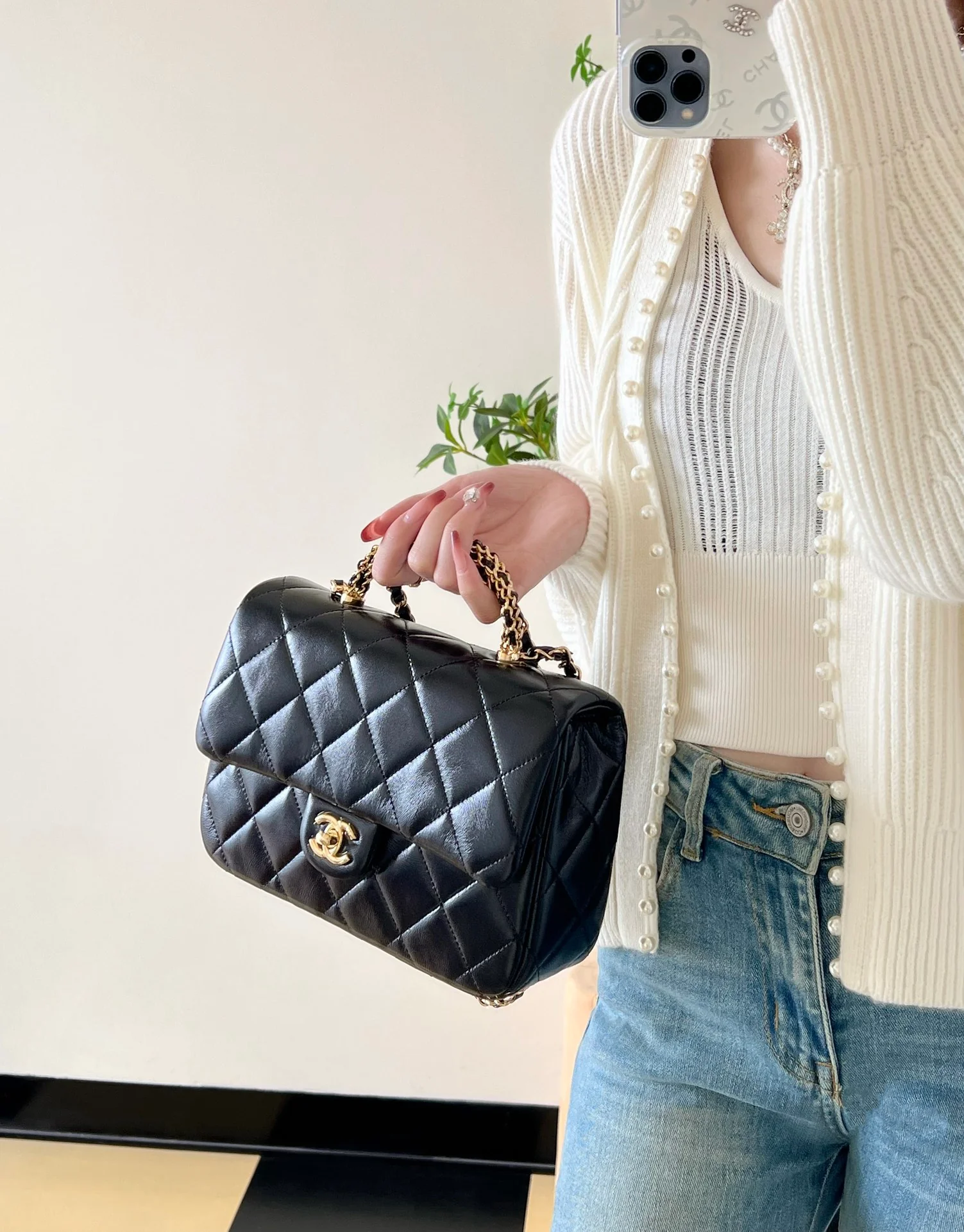 Большая черная сумка Chanel с клапаном и поворотной ручкой.