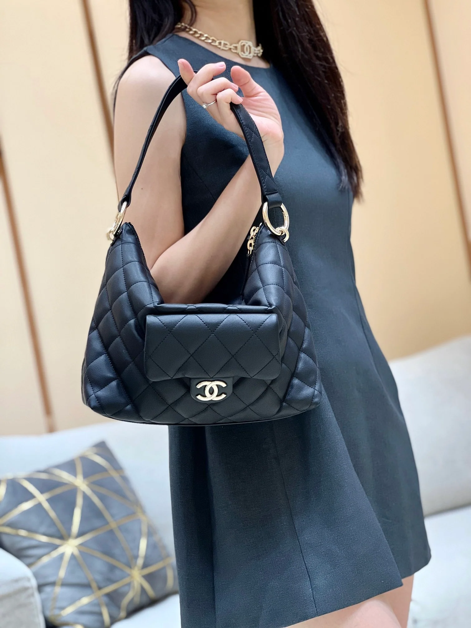 Сумка-хобо Chanel через плечо - черная