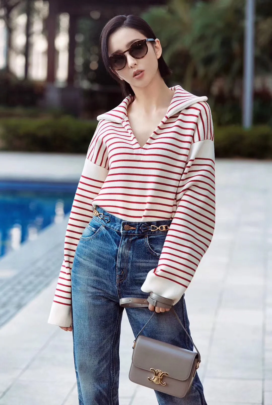 Сумка Celine Triomphe Classic из глянцевой телячьей кожи, цвет ?галька?