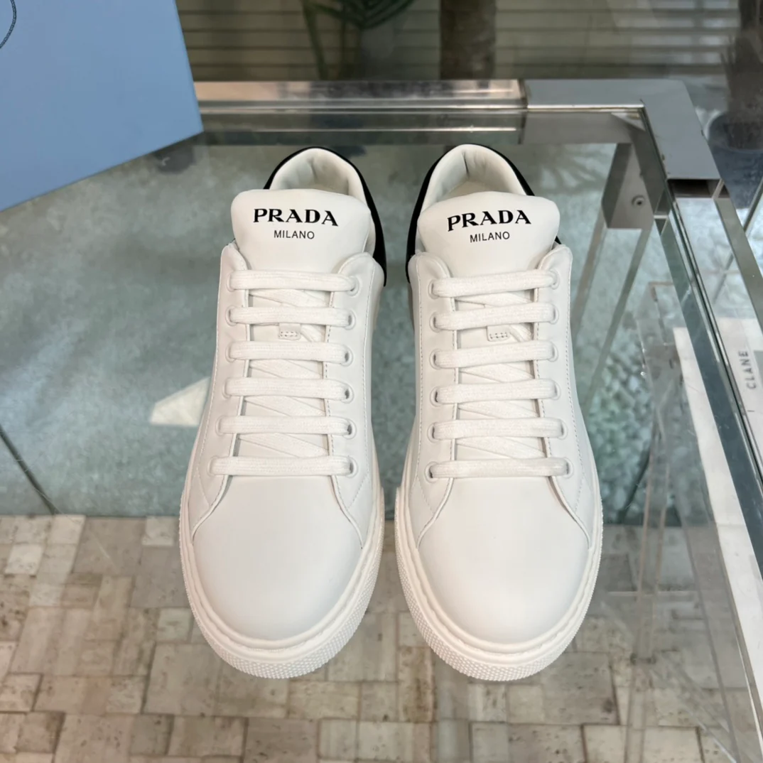 Новинка сезона весна/лето 2023 от Prada - Белые кроссовки с цветовыми блоками и черным каблуком