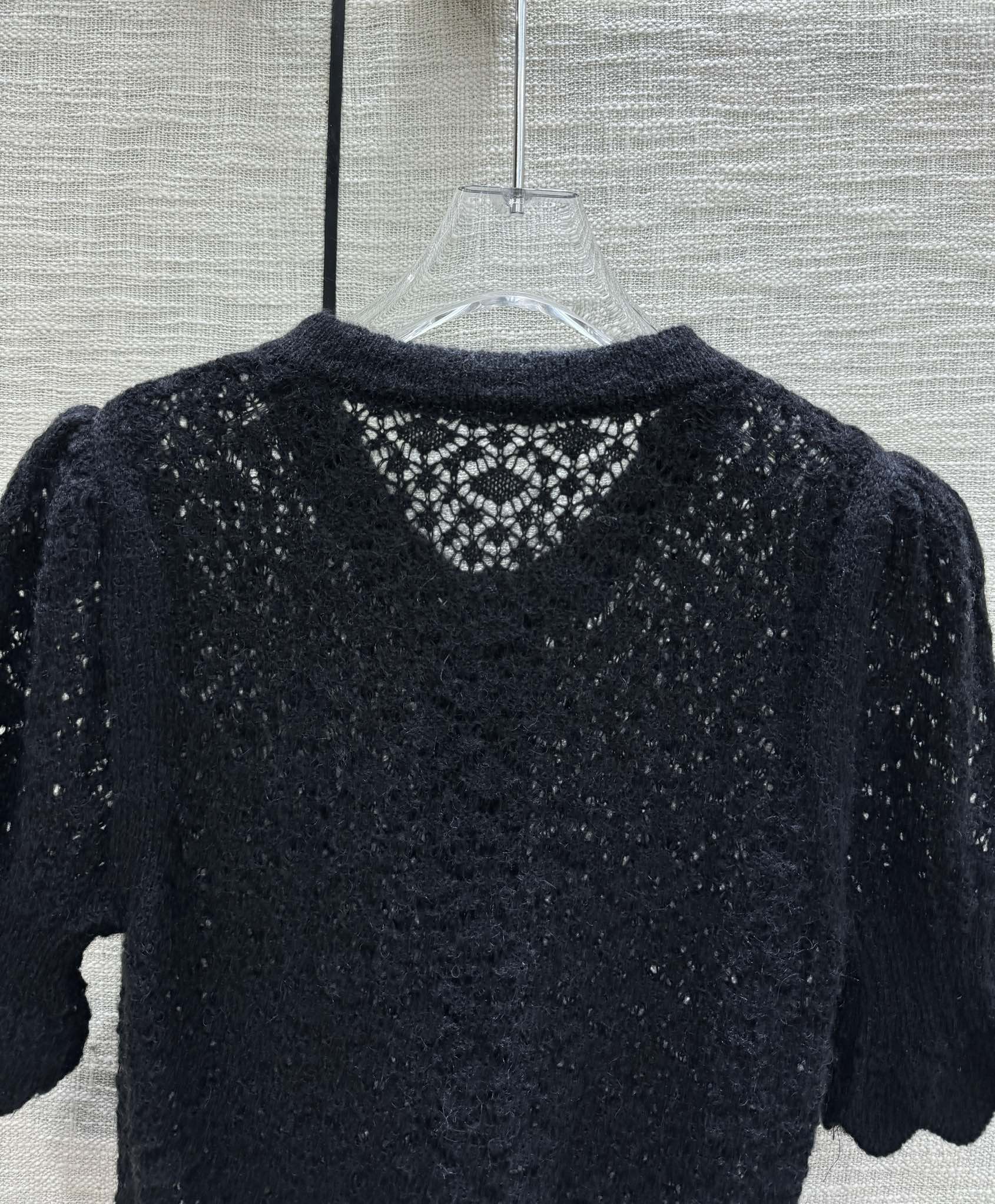 Chanel 2403-24 Новинка ранней весны: вязаный кардиган с короткими рукавами и ажурным узором ?фонарик? - черный