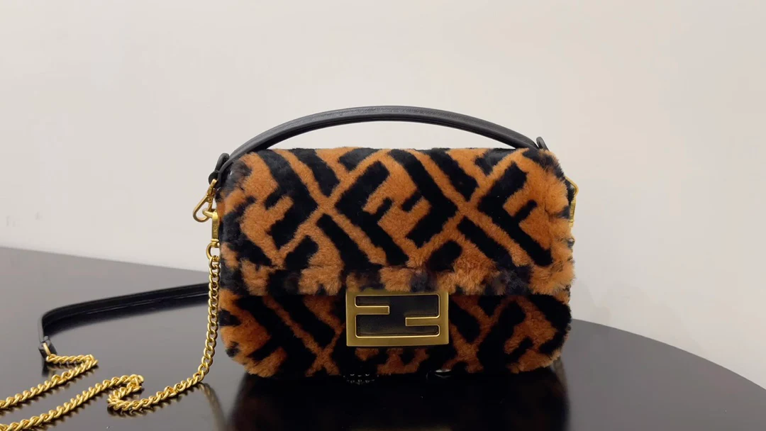 Маленькая шерстяная сумка-багет Fendi карамельного цвета.