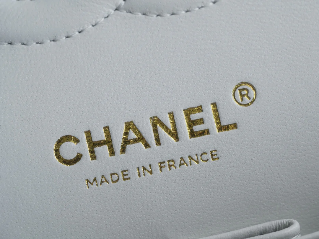 Сумка Chanel CF Medium - 25 см - из белой овечьей кожи с пряжкой из светлого золота - CF25