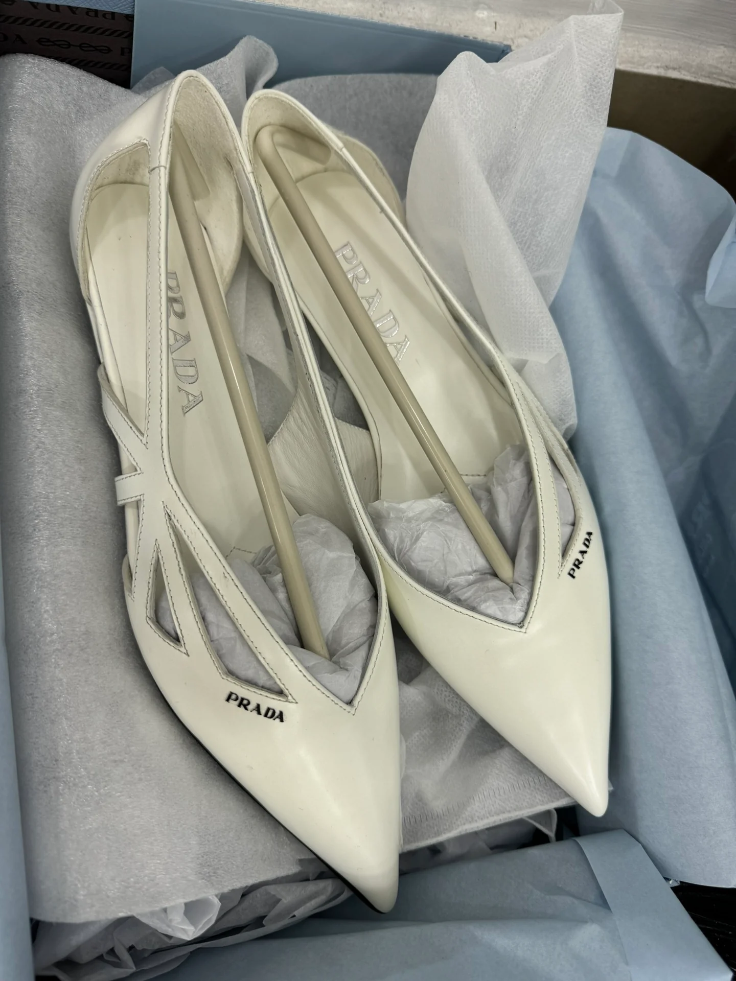 Туфли на низком каблуке Prada 2024 - белые