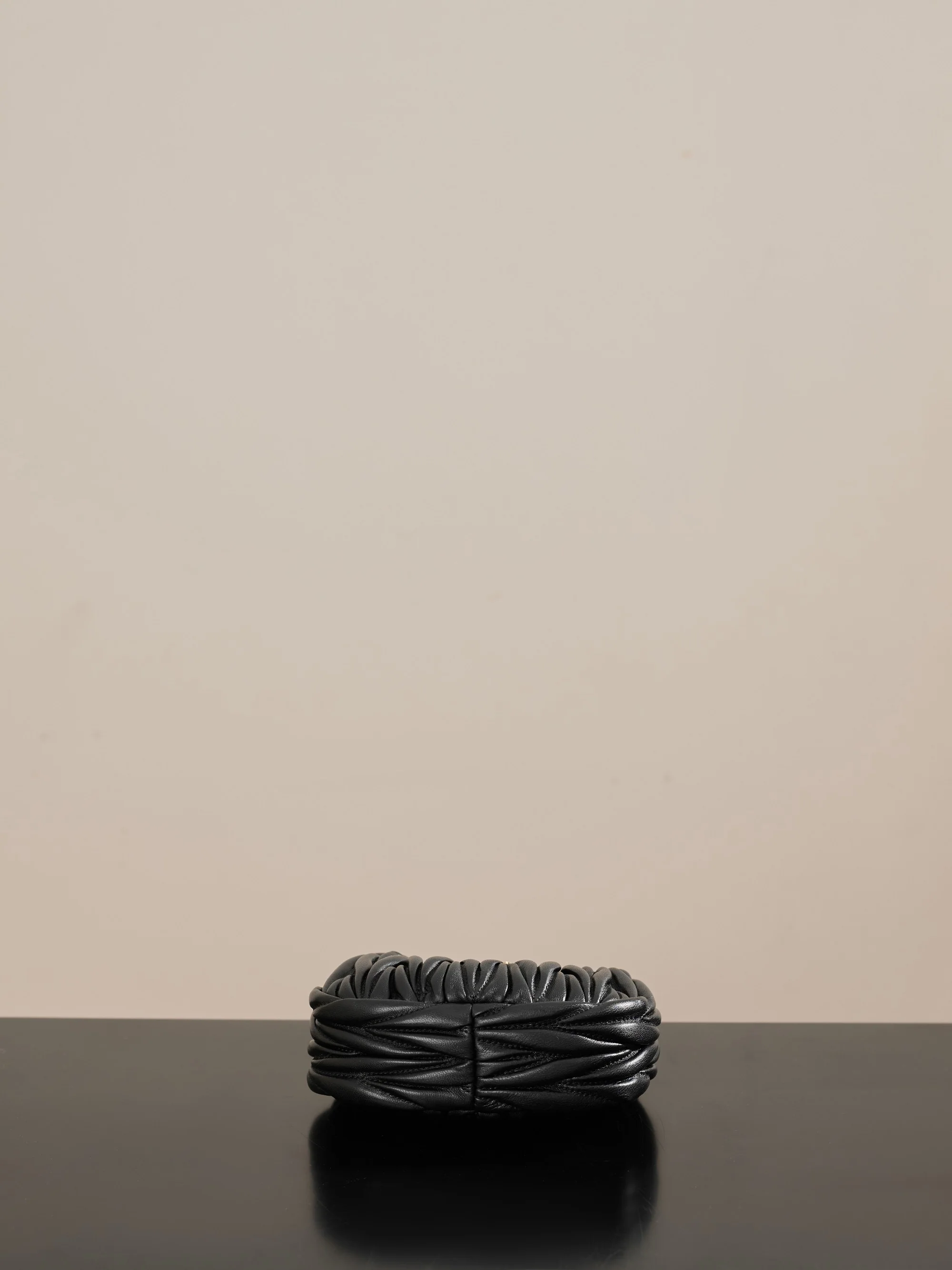 Miu Miu - Миниатюрная сумочка из овечьей кожи - Черная