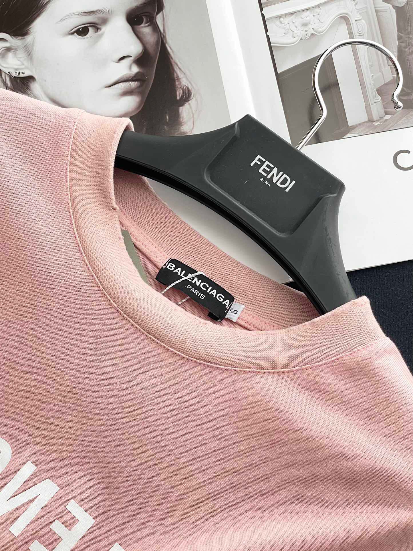 Balenciaga - 2403 - Простая хлопковая футболка свободного кроя с коротким рукавом и эффектом потертости