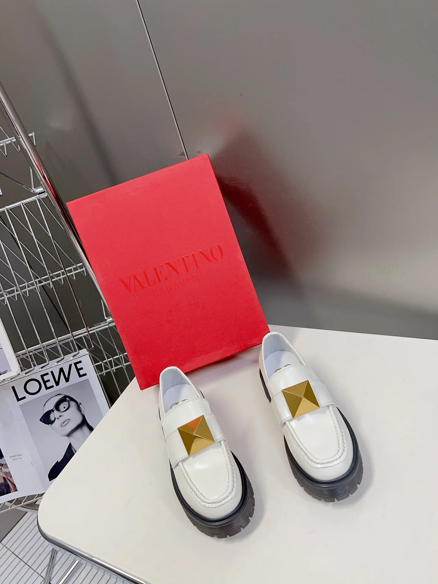 Коллекция Valentino осень/зима 2023, представленная на подиуме - Лоферы - С заклепками - Белые