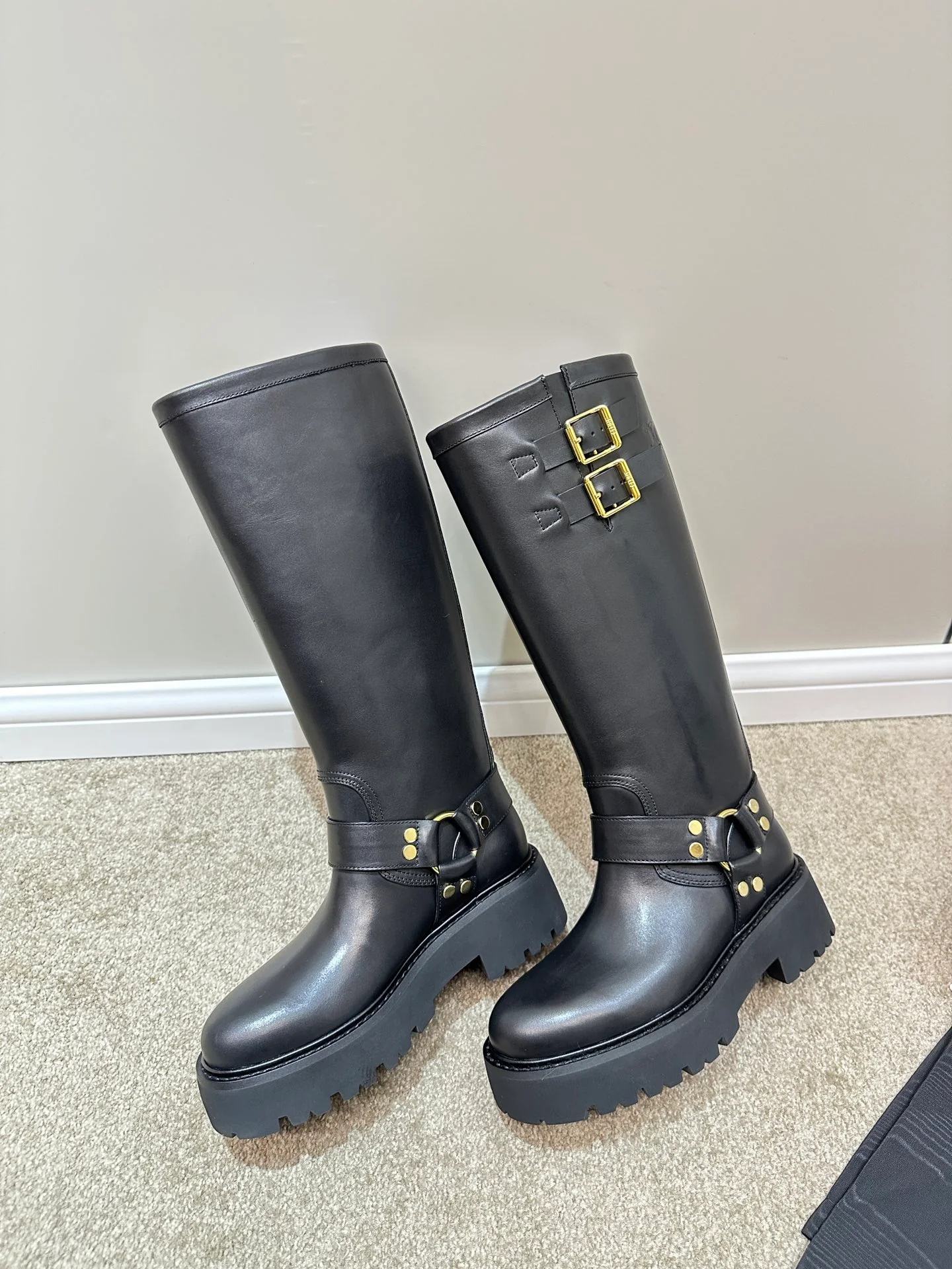 Образ с показа Celine осень/зима 2023 — высокие сапоги — черные