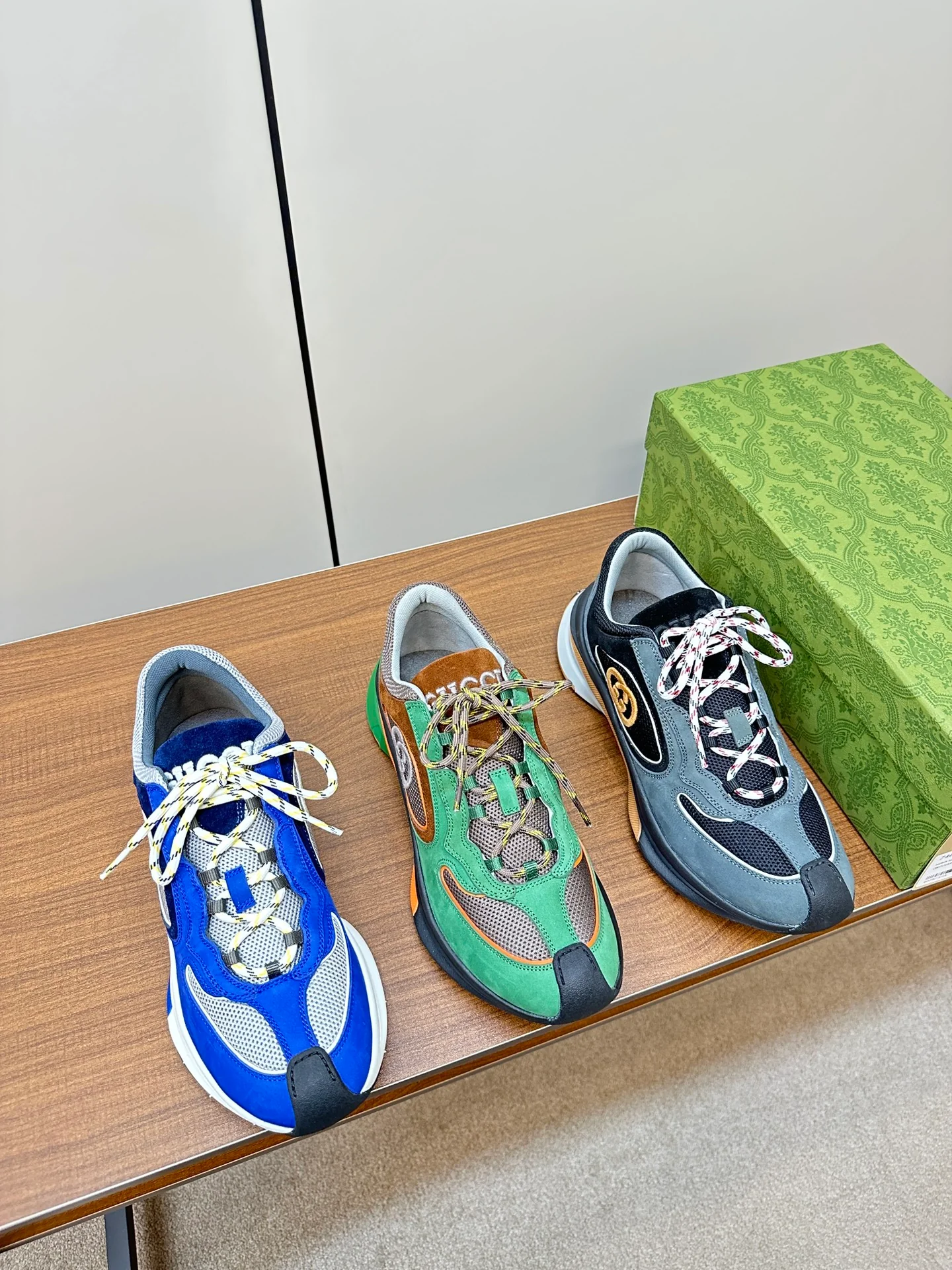 Новинка осенне-зимней коллекции Gucci 2023 — Кроссовки из однотонного вязаного кроя — Унисекс — Синие