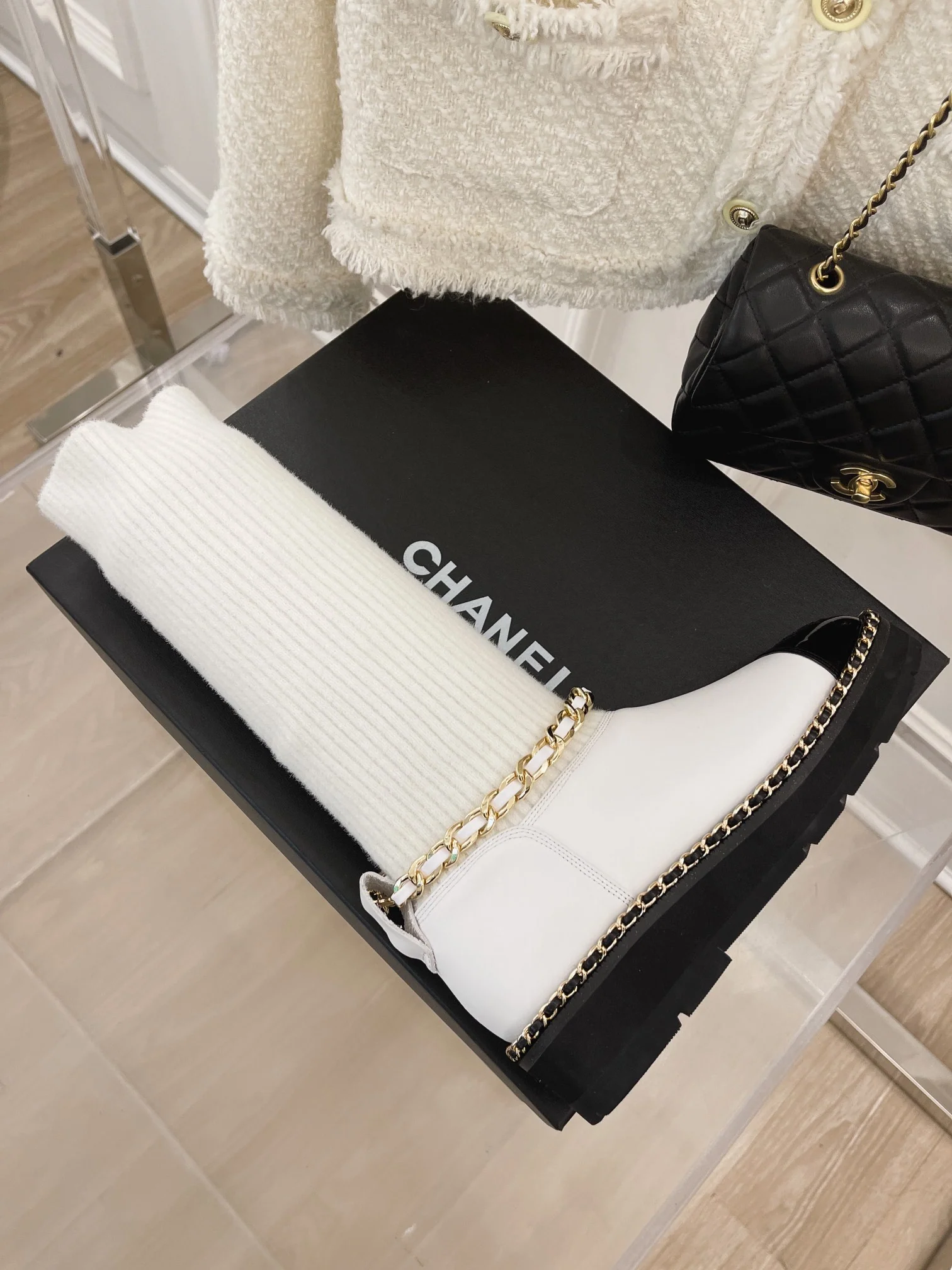 Новинка сезона осень/зима 2023 от Chanel - Ботильоны-носки - Кожаные туфли-носки с короткой цепочкой - Белые