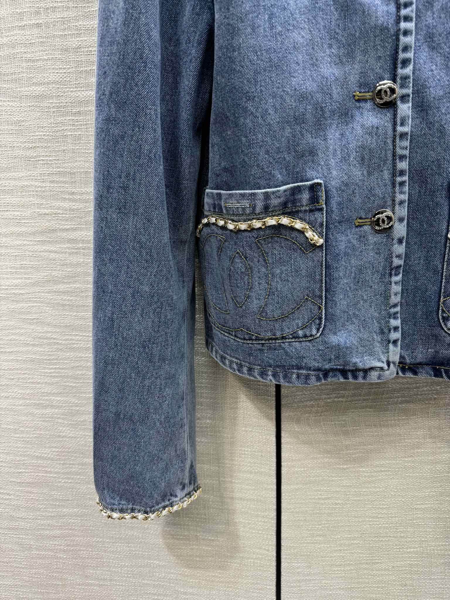 Chanel 2403 — джинсовая куртка в стиле высокой моды от Chanel.