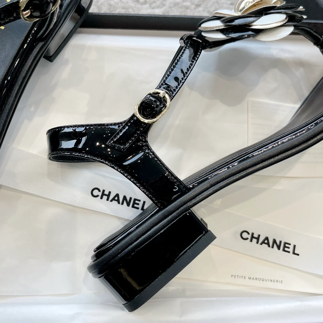 Новинка сезона весна/лето 2023 от Chanel - Коллекция сандалий Camellia - Сандалии Camellia - Черные
