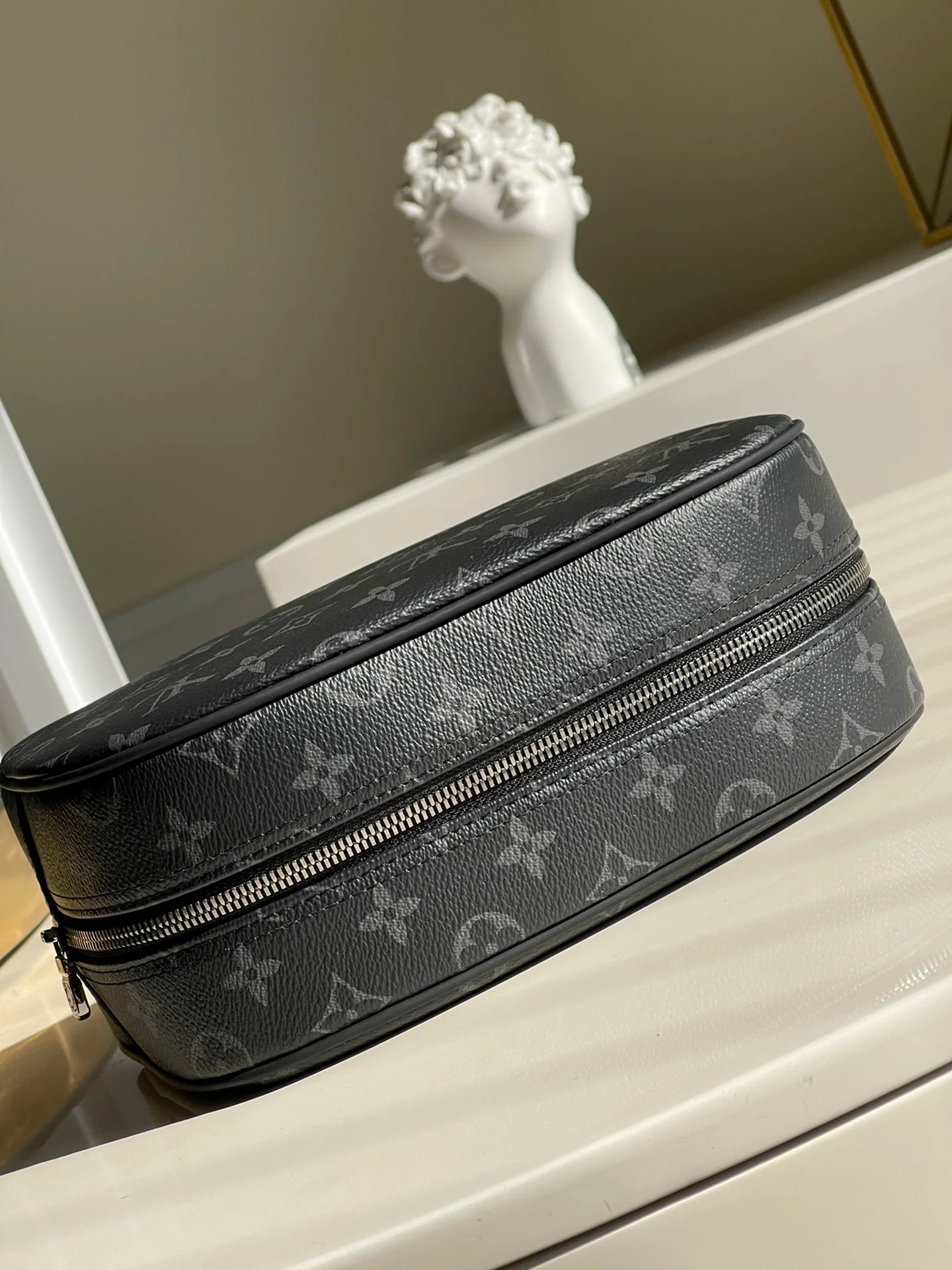 lv-m47527-damier canvas toiletry bag-clutch-1