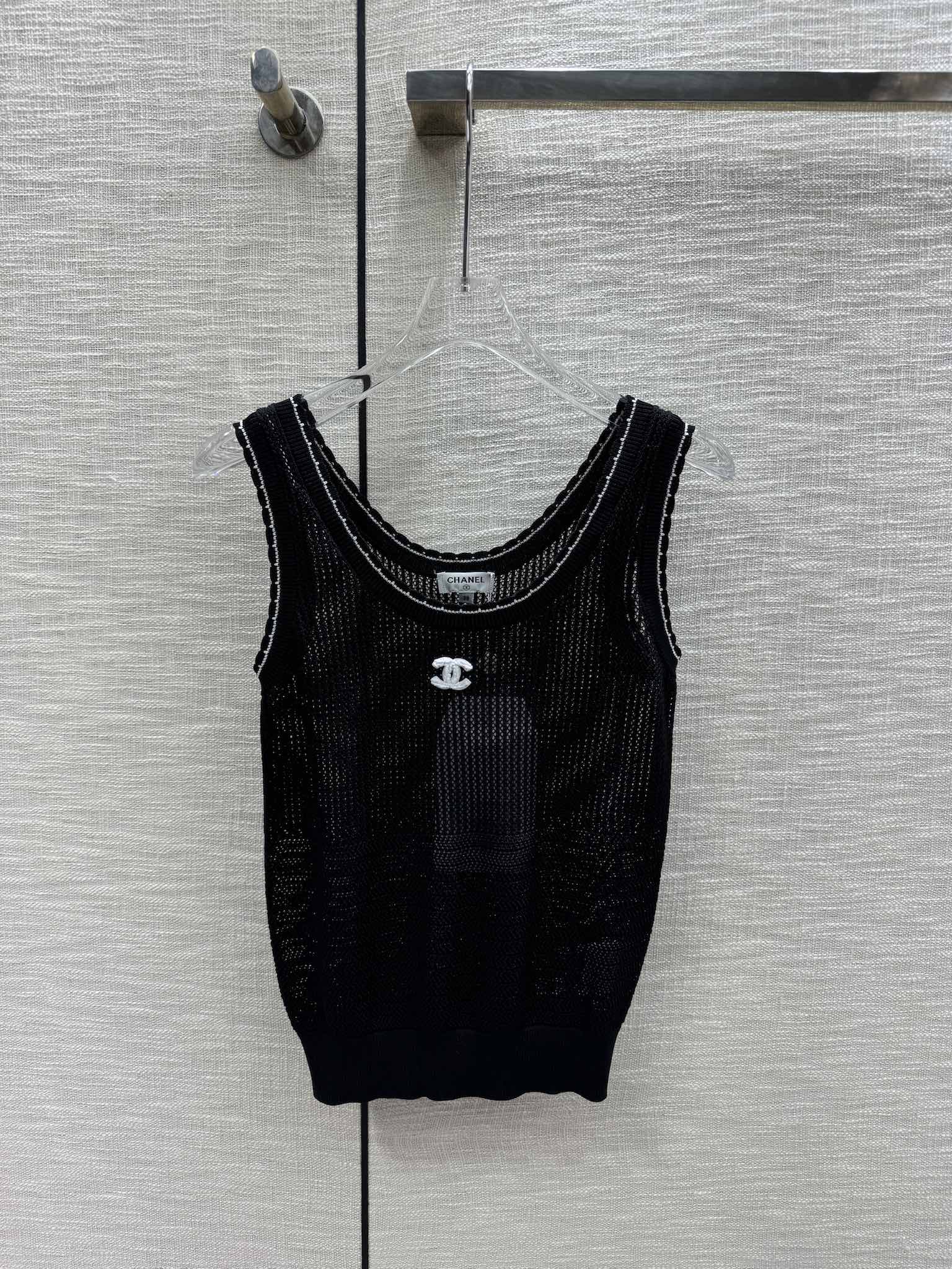 Вязаный жилет Chanel 2403 с ажурной отделкой - черный