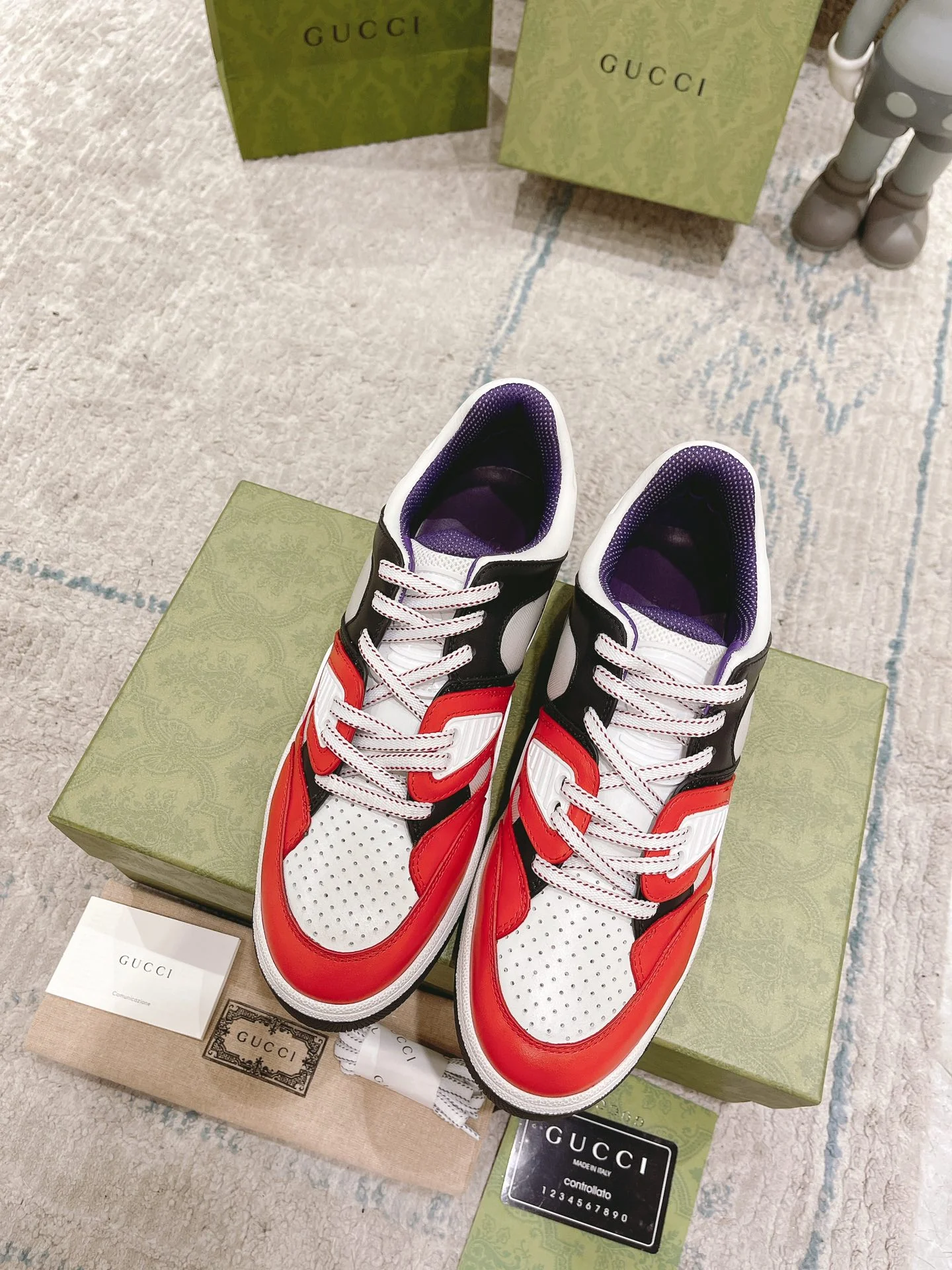 Коллекция Gucci с показа на Неделе моды в Милане 2022 года - серия баскетбольных кроссовок.