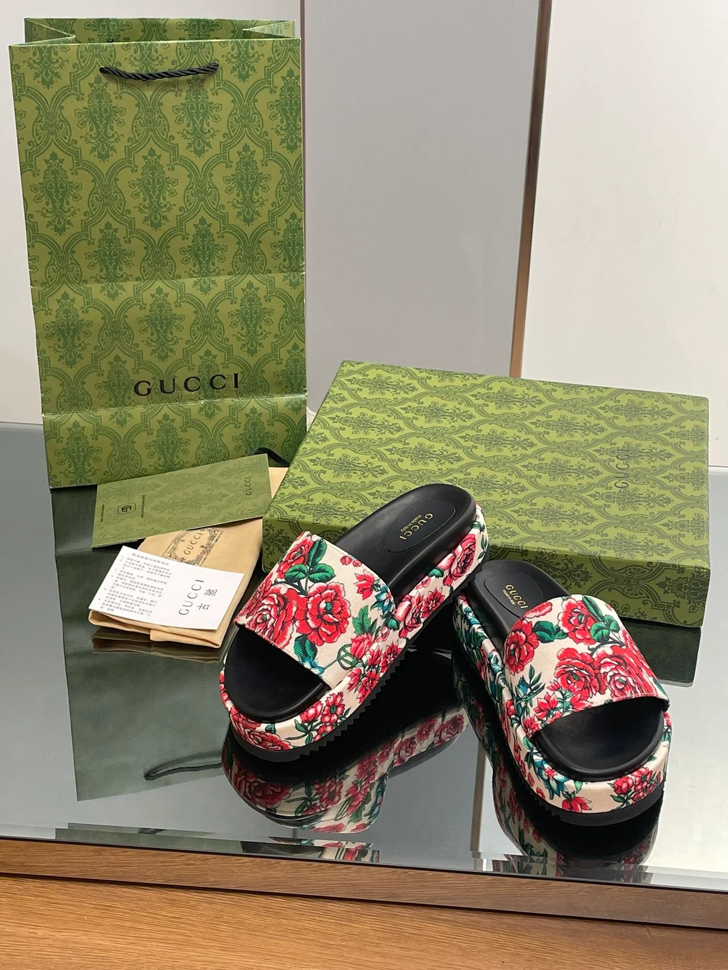 Новинка сезона осень/зима 2023 от Gucci - Мюли-тапочки с монограммой - 1