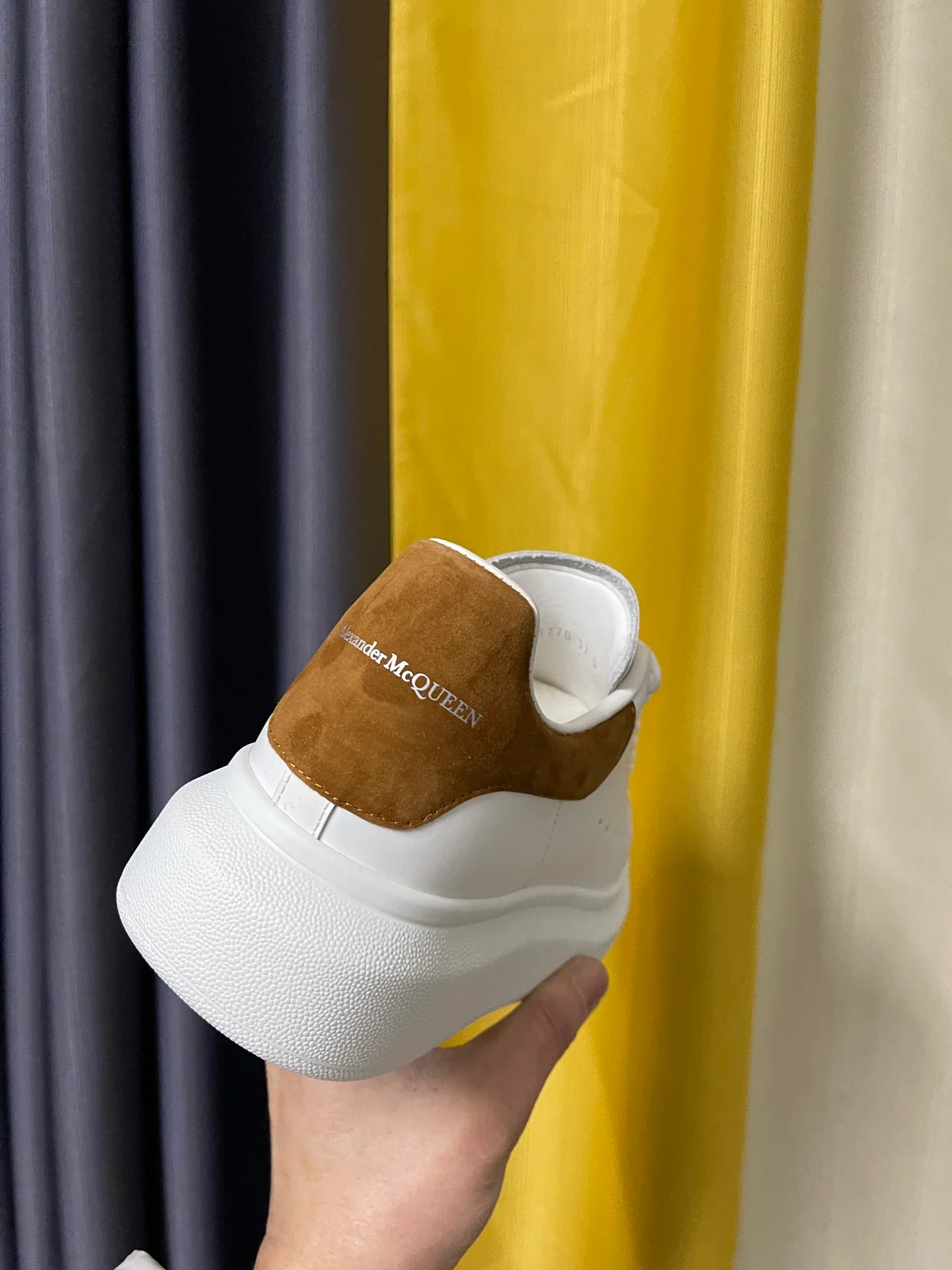 Классические белые кроссовки McQueen с коричневой замшевой подошвой на каблуке.