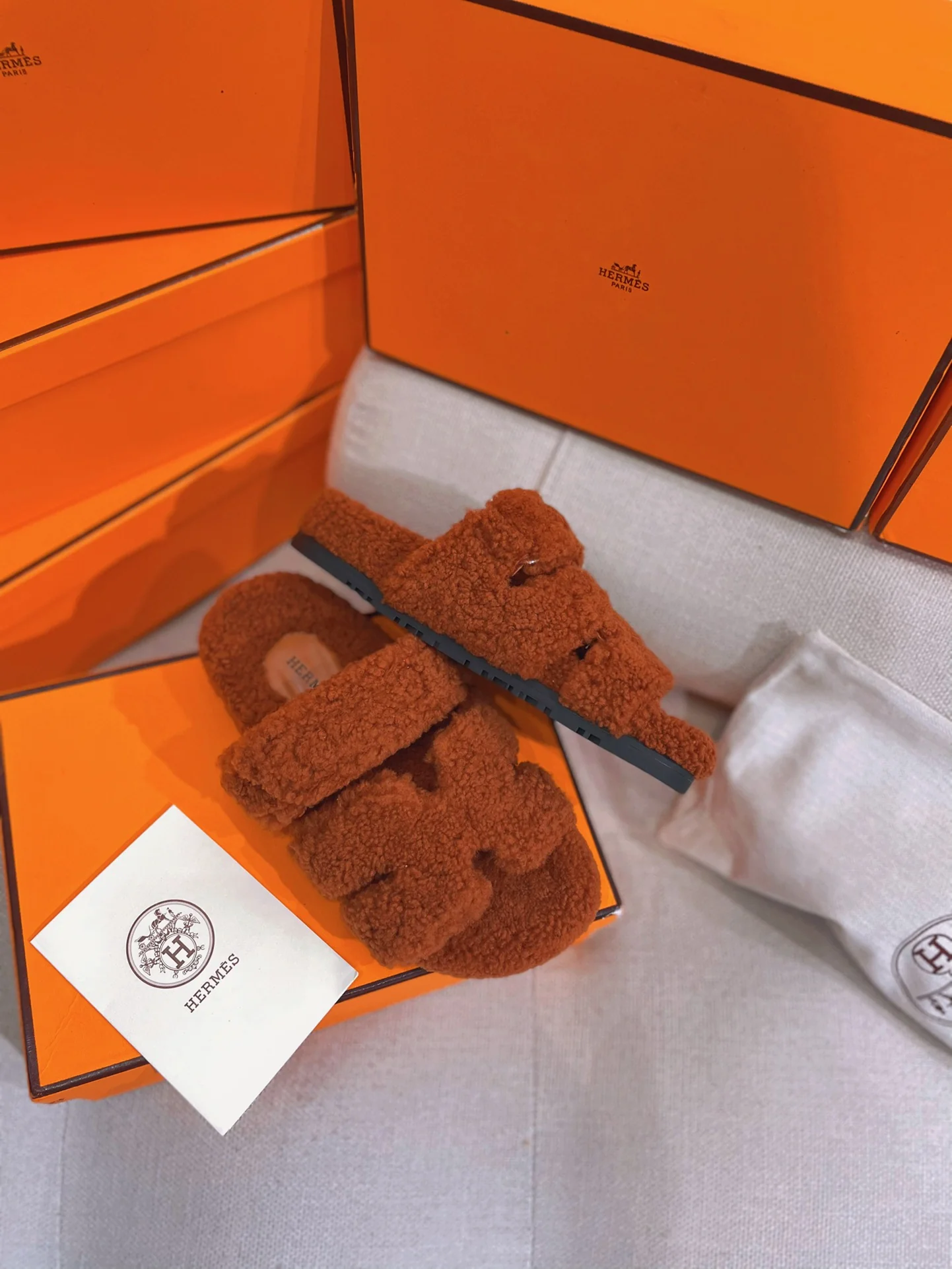 Новинка осенне-зимней коллекции Hermes — тапочки из овечьей шерсти и кожи в стиле пэчворк — коричневые.