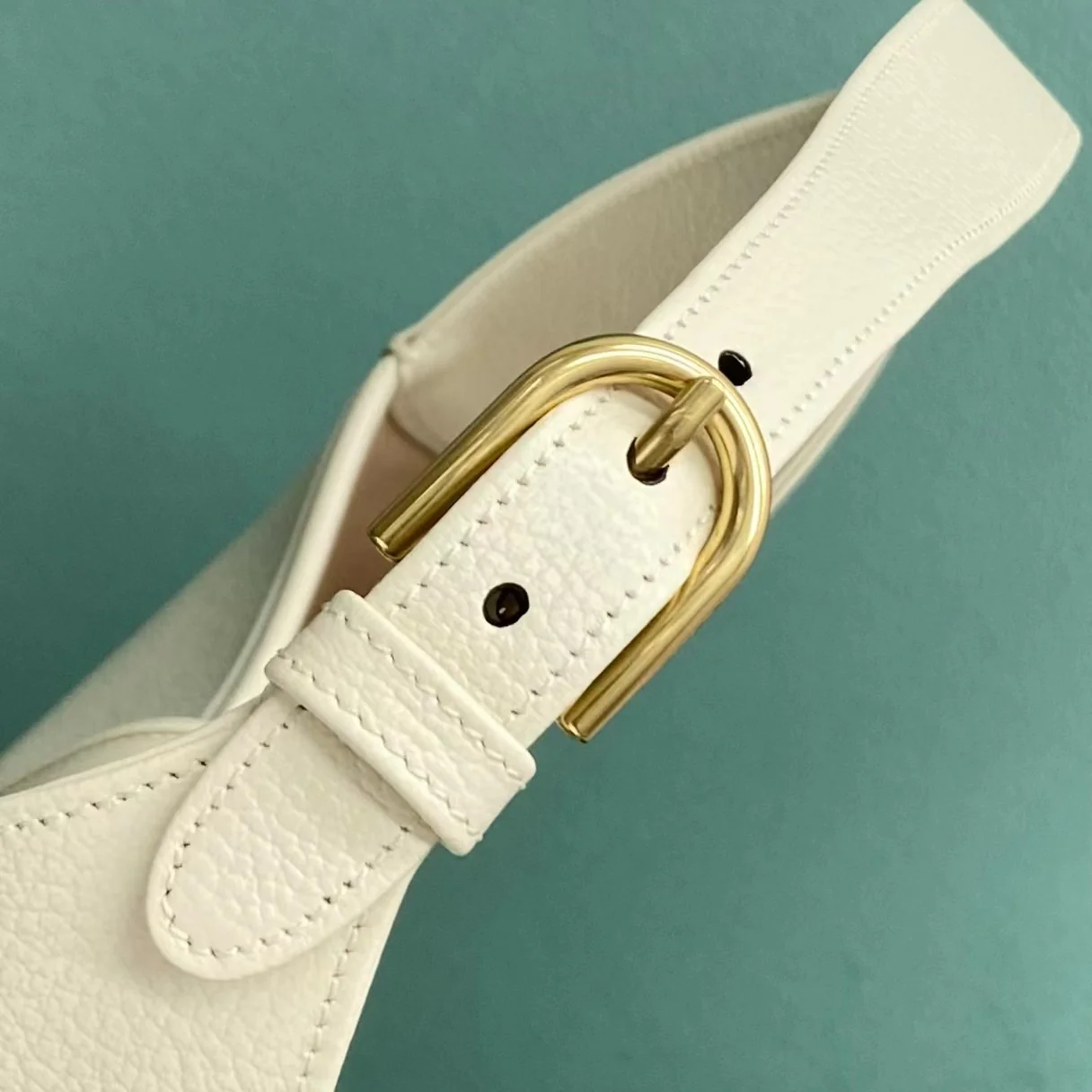 Весенняя коллекция Gucci 2023 — сумка через плечо ?Полумесяц? — белая.