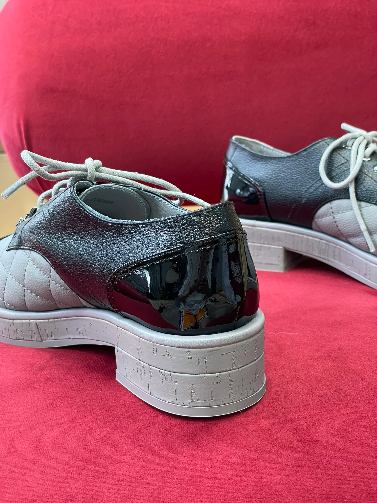 Новинка сезона осень/зима 2022 от Chanel - Кожаные туфли с цепочкой и узором ?личи? - Серые/Черные