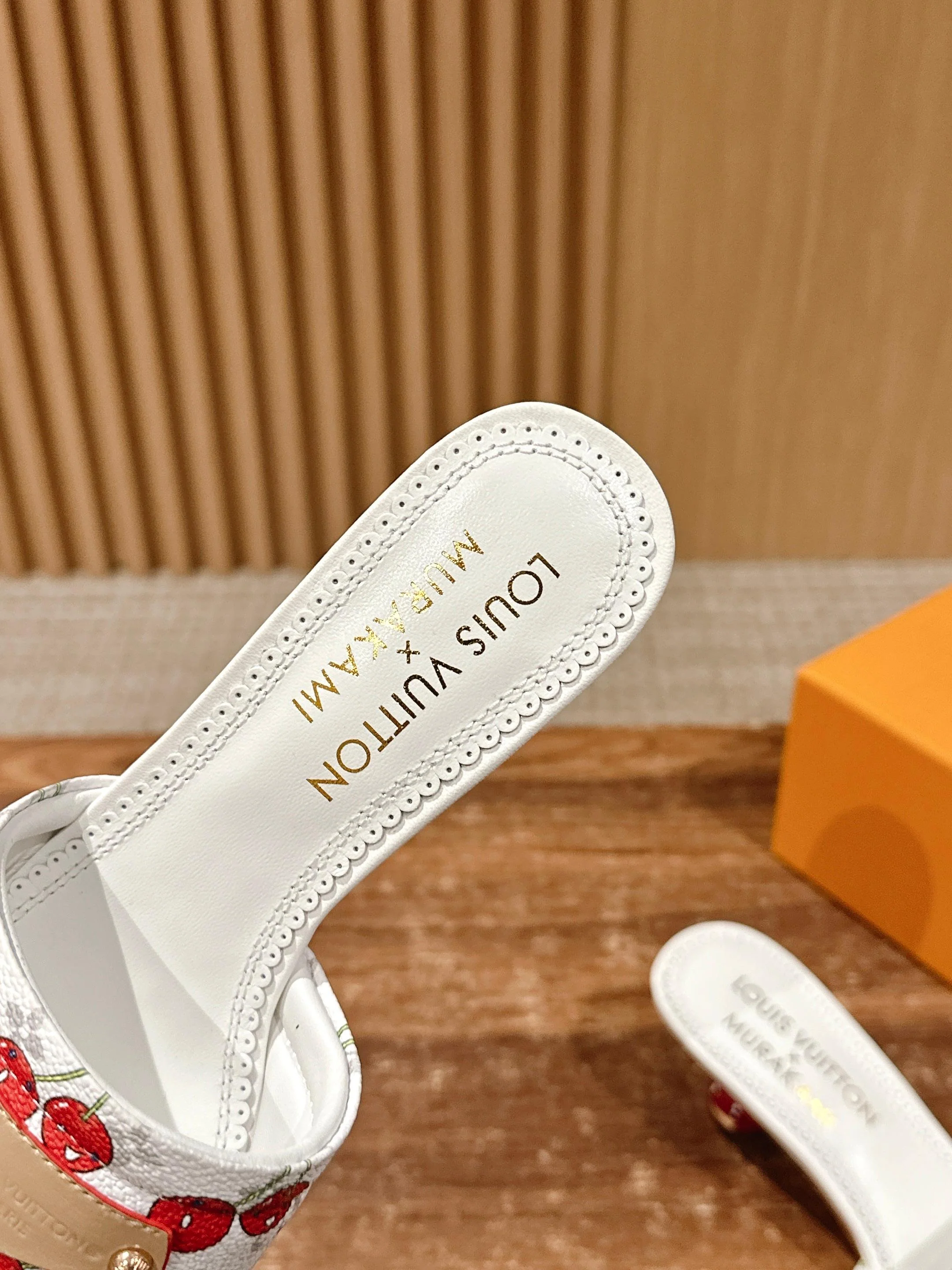 LV - Коллекция Такаши Мураками в стиле ретро - Сандалии на низком каблуке - Вишнево-белый