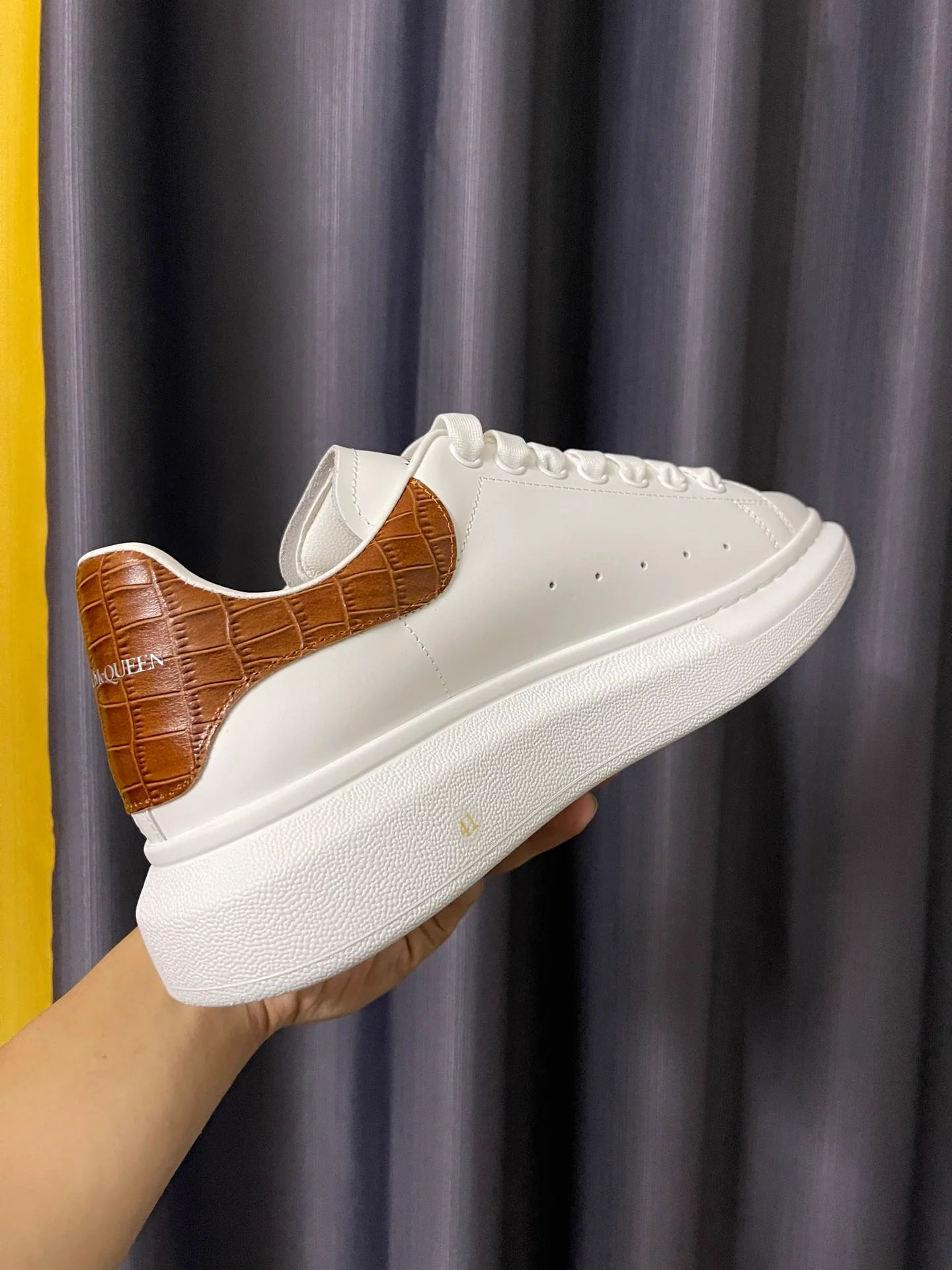 Классические белые кроссовки McQueen - унисекс - карамельный узор под крокодиловую кожу - премиум-издание