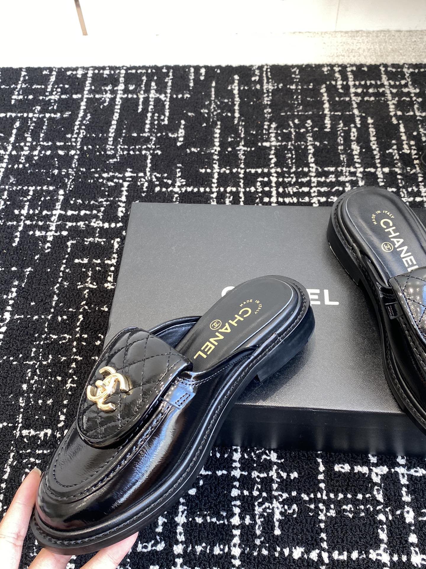 Туфли-слипоны Chanel 2024 Retro - черные