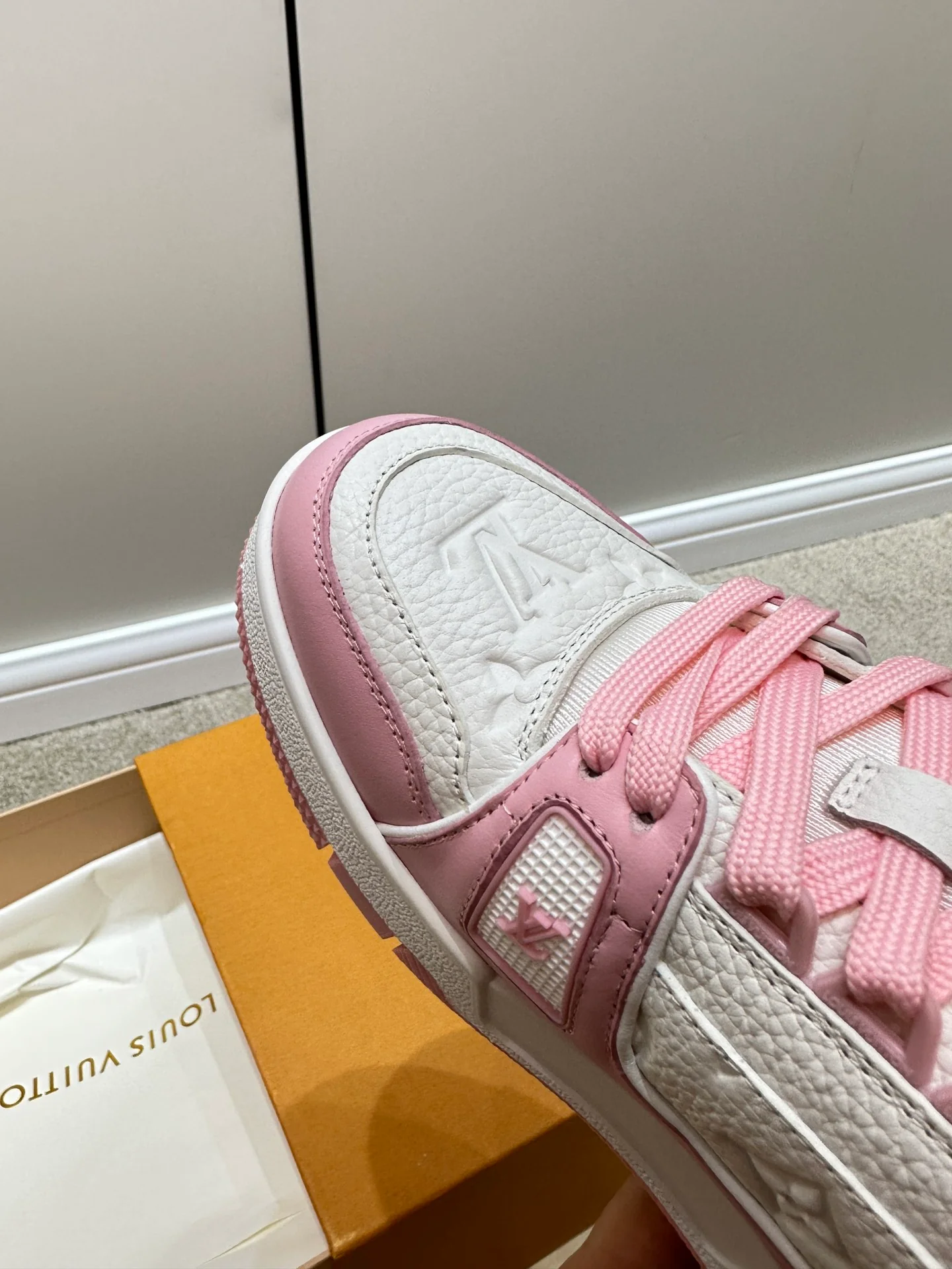 Кроссовки LV Trainer - белые и розовые