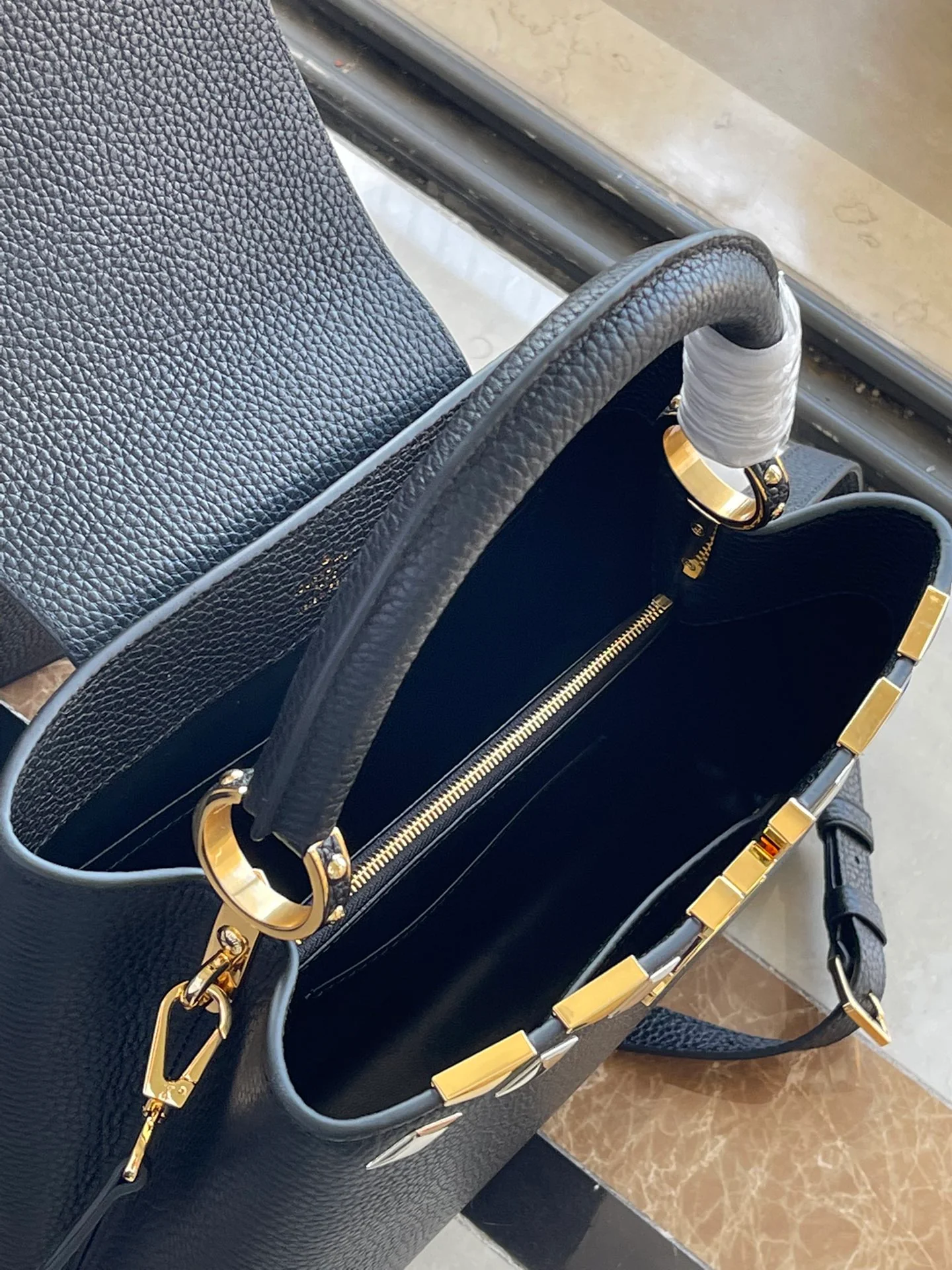 LV-m12751-capucines-medium handbag-black