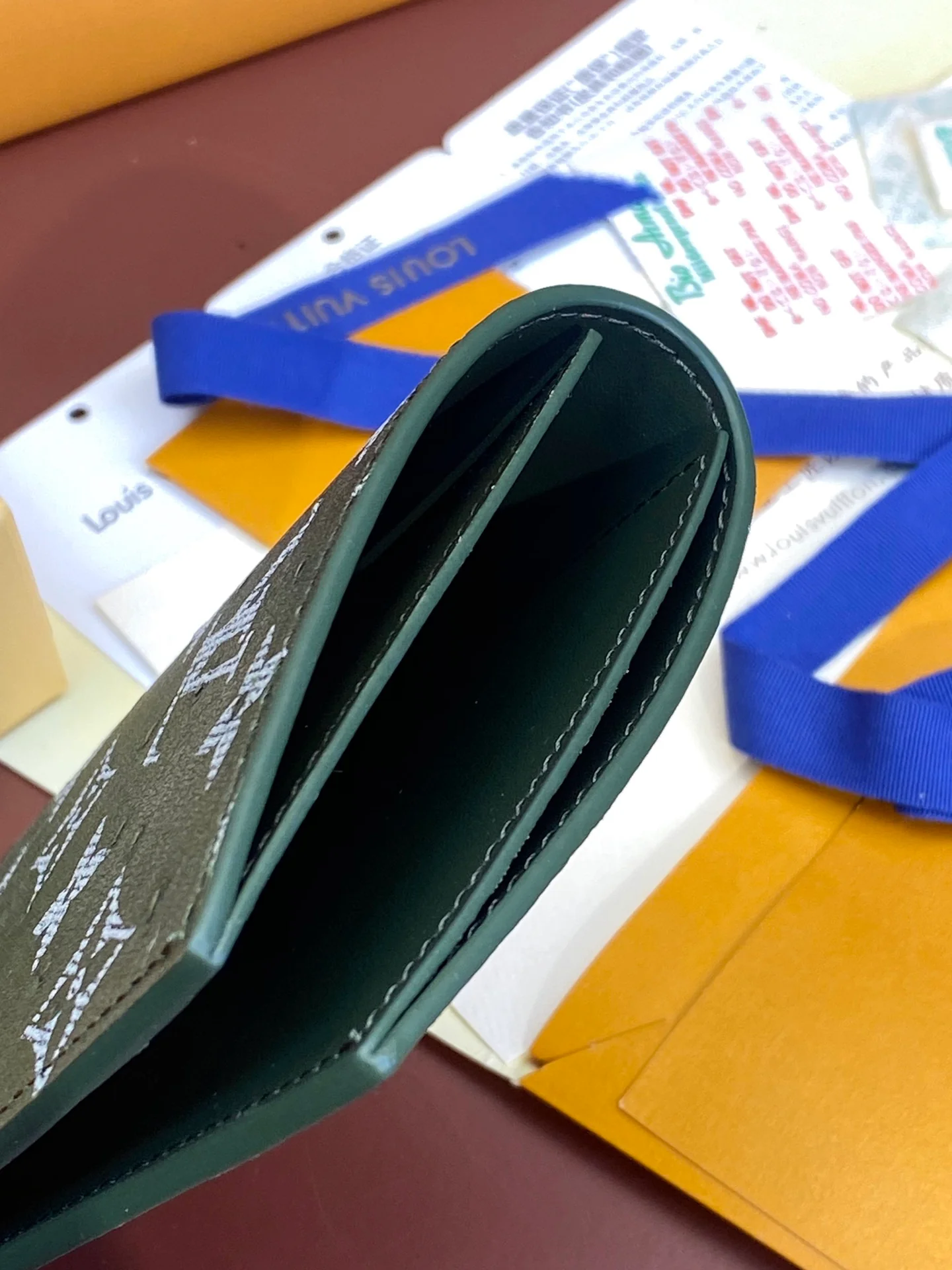 LV-n85943 — Улучшенная обложка для паспорта с рисунком страуса