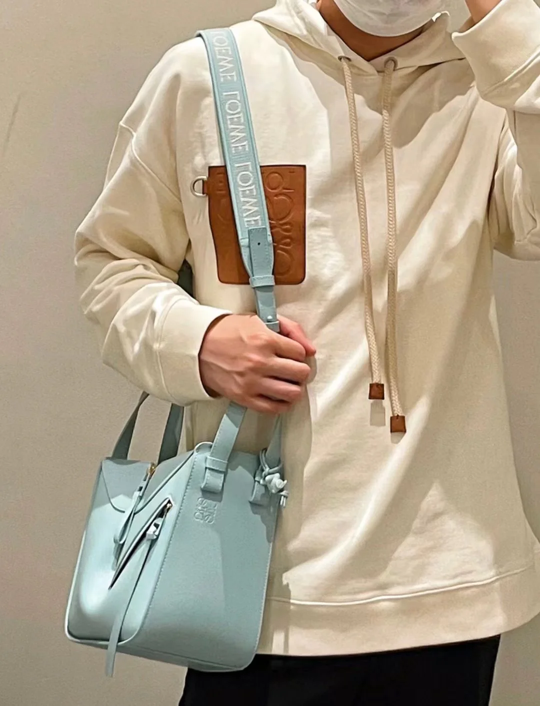 Сумка Loewe Hammock - атласная телячья кожа - маленькая - светло-голубая