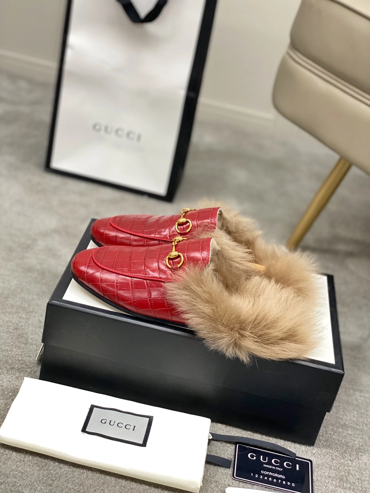 Бутик Gucci 2020 — Последний образ с подиума — Меховые тапочки — Красный с каменным узором