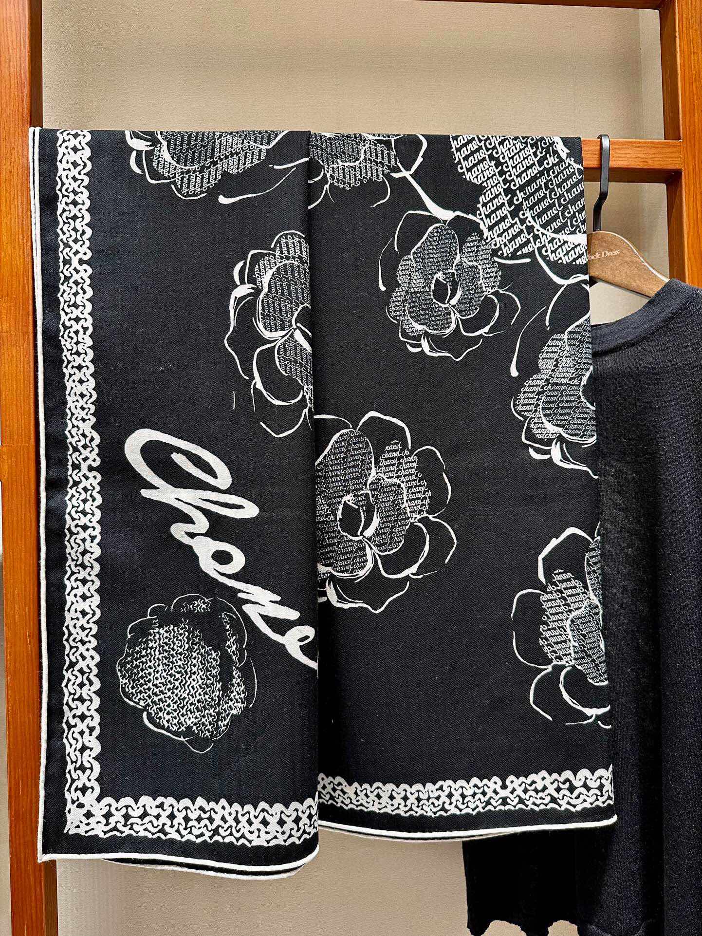 Шарф Chanel ?Камелия? 2024 года - 140-140