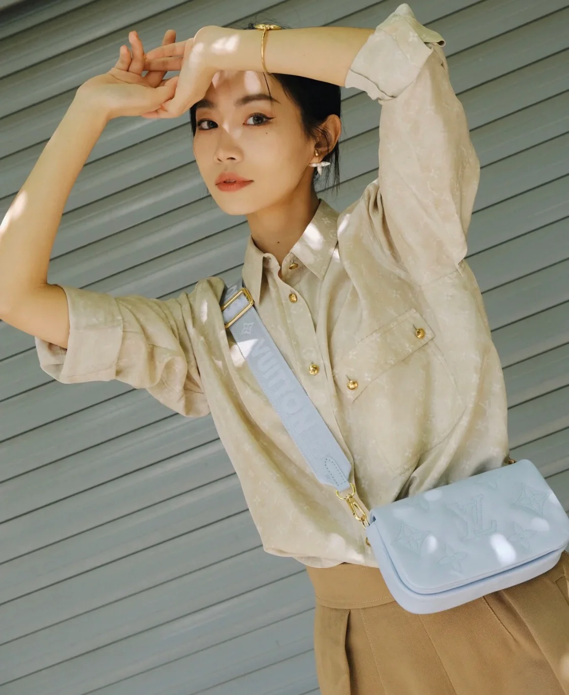 m81399-LV-кошелек-на-ремне-сумке-на-цепочке-светло-голубой-на-корпусе фото