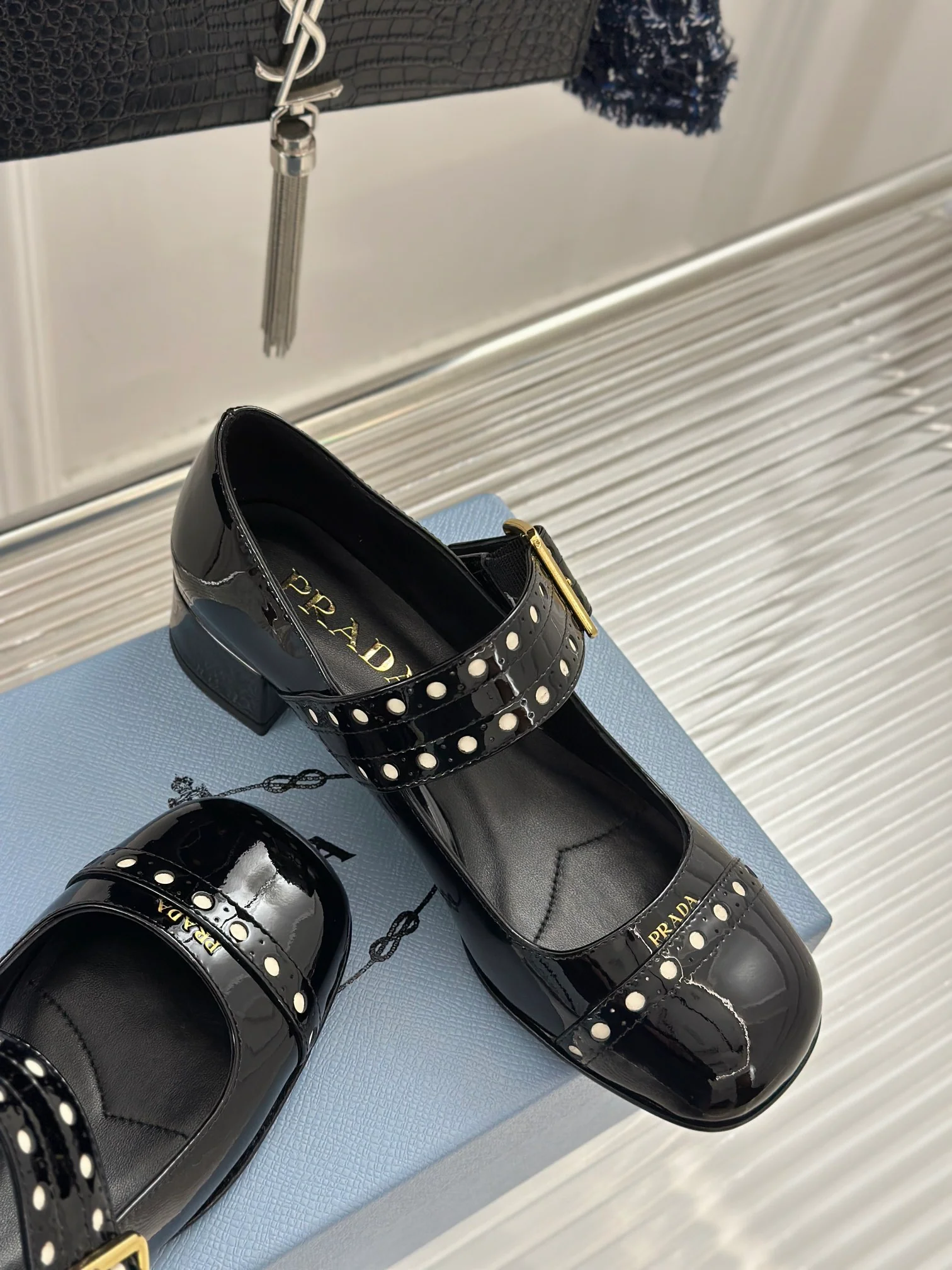 Туфли-мэри-джейн Prada 2024 в стиле ретро - черные