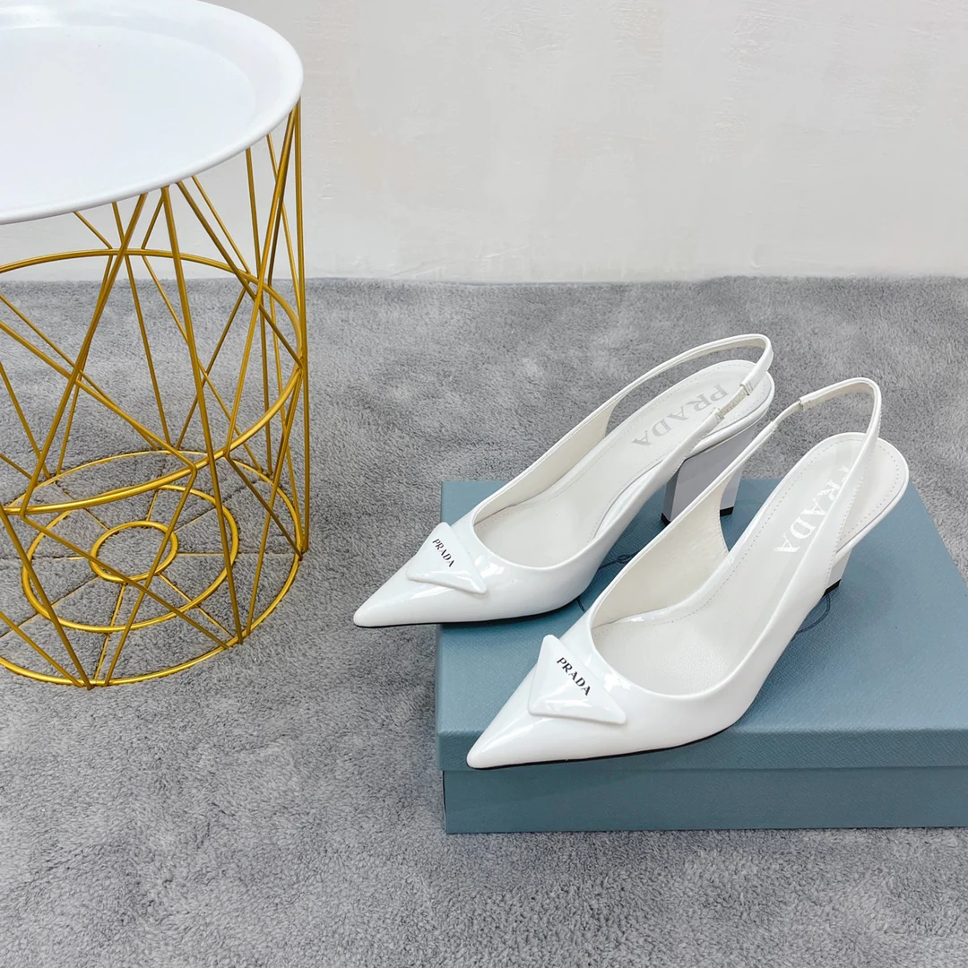 Новинка сезона весна/лето 2022 от Prada - туфли на каблуке с открытой пяткой