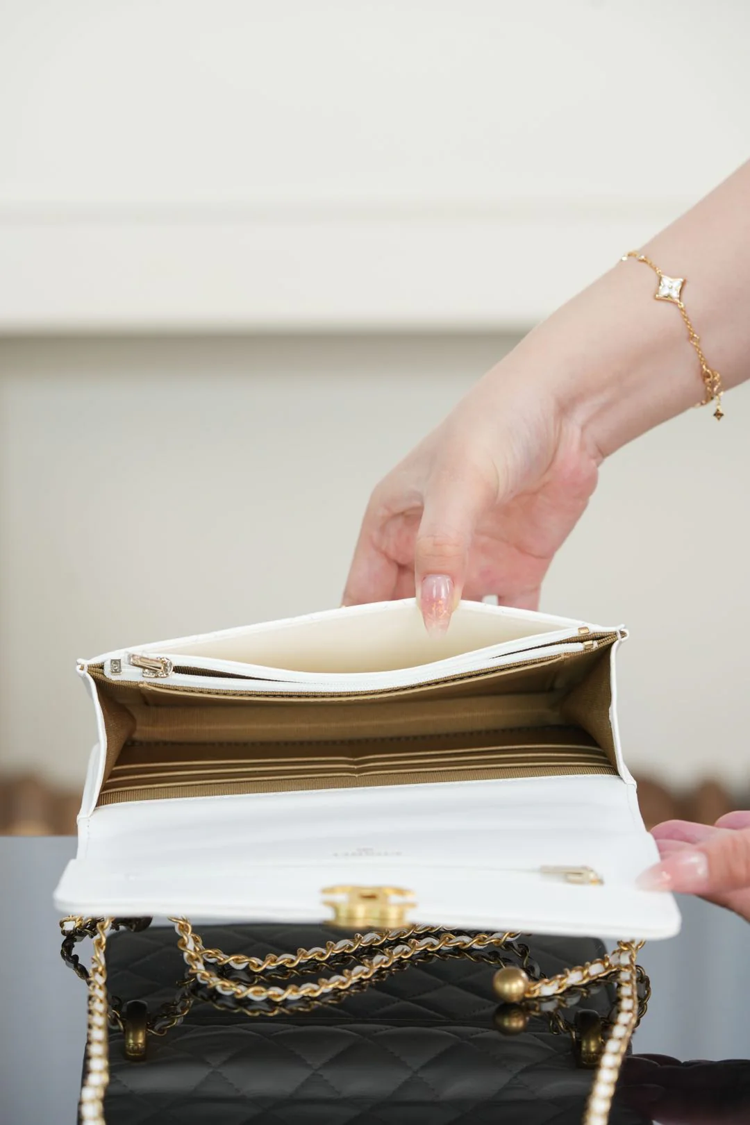 Chanel - Двойная золотая цепочка с бусинами - Застежка из белого золота