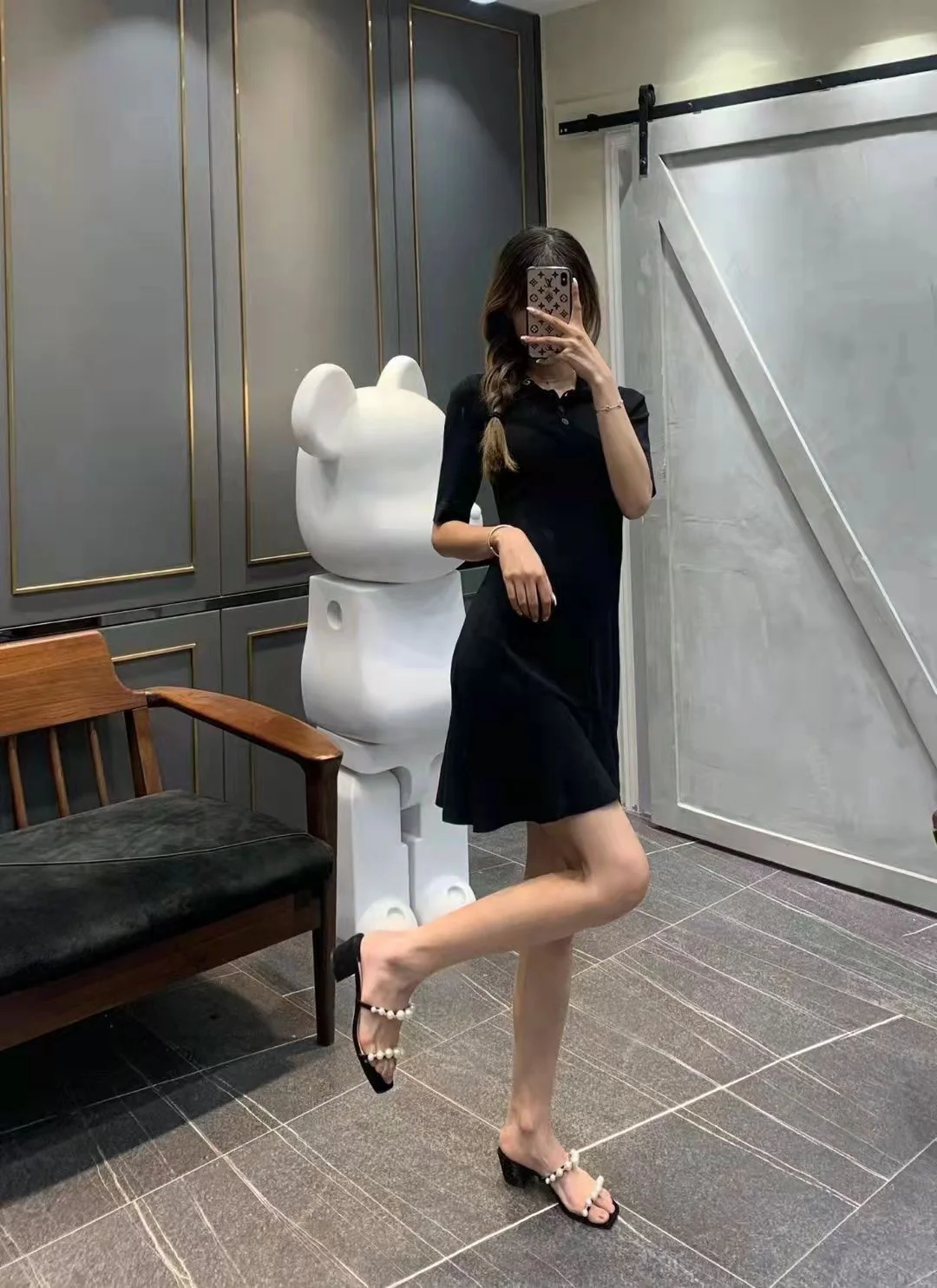 Джимми в сандалиях на массивном каблуке (фото)