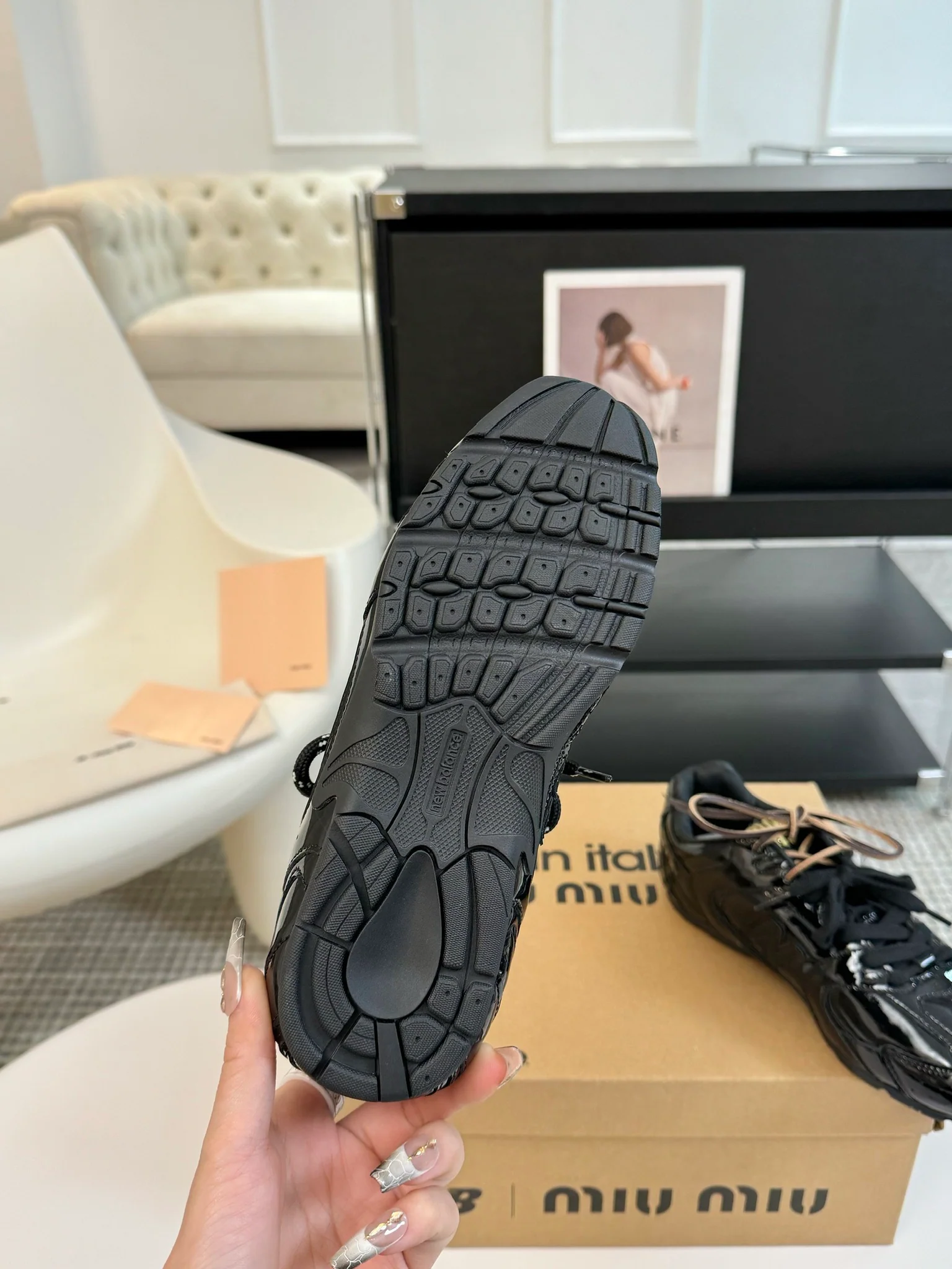 Кроссовки Miu Miu из коллаборации 2024 года — черные.