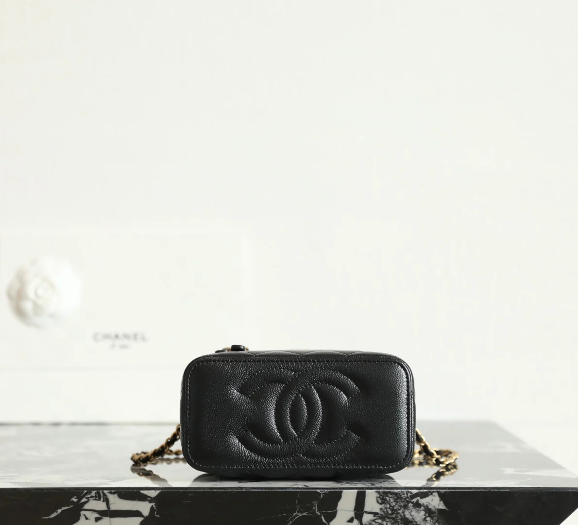 Chanel - ??? - Косметичка с двумя кожаными ручками - ??? - Черная с золотой фурнитурой