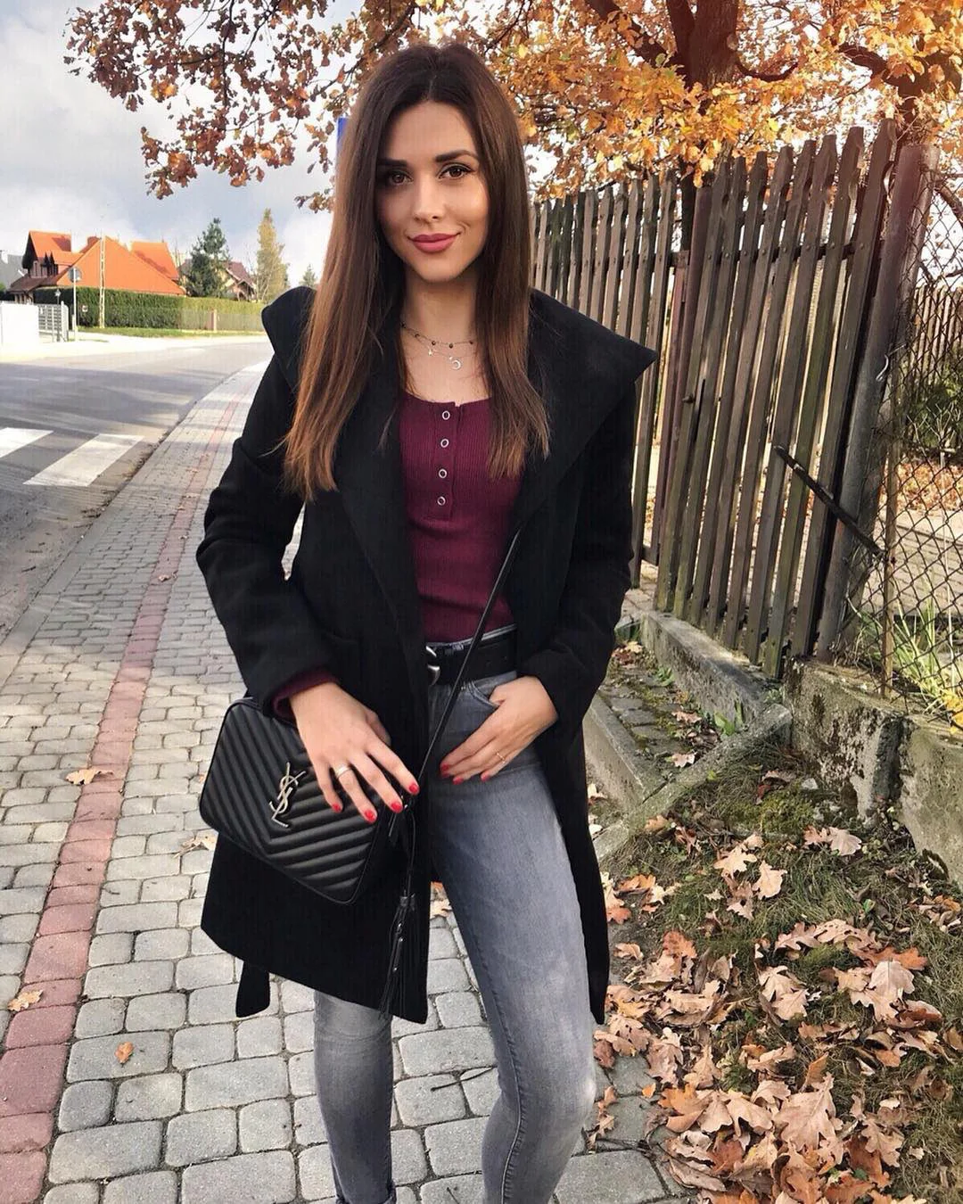 Фотосумка YSL Lou Bag — черная с серебристой фурнитурой.