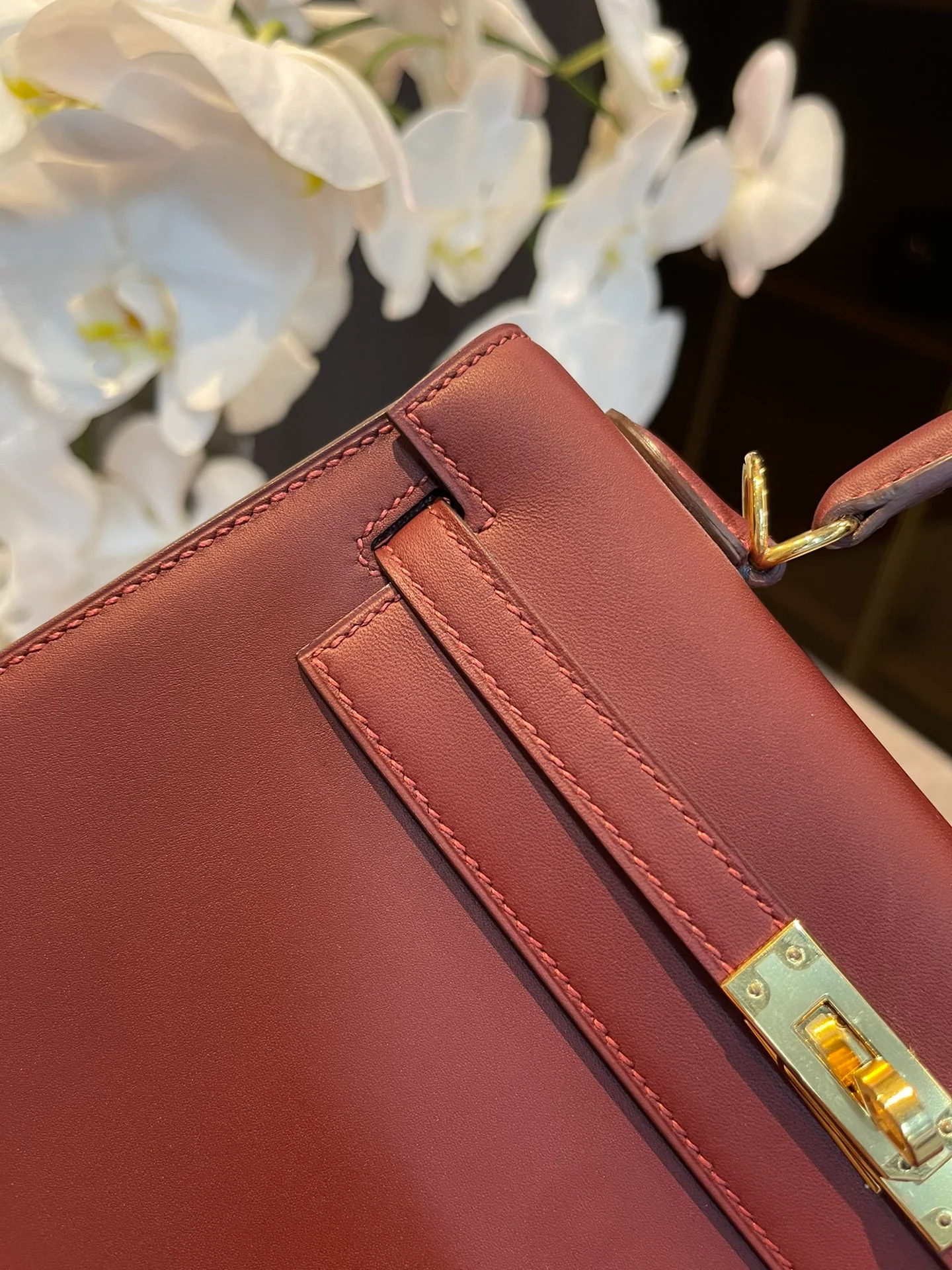 Hermes Kelly 25 Somprero Matte Box 55 Hermes Red with Gold Buckle