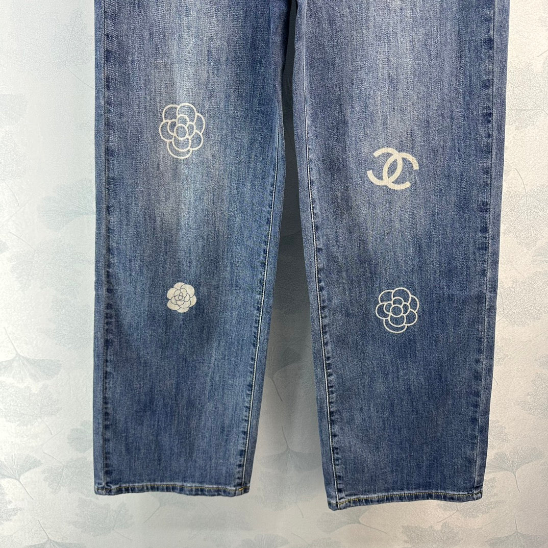 Chanel 2404 - Новая коллекция ранней весны: джинсы с высокой талией и широкими штанинами.