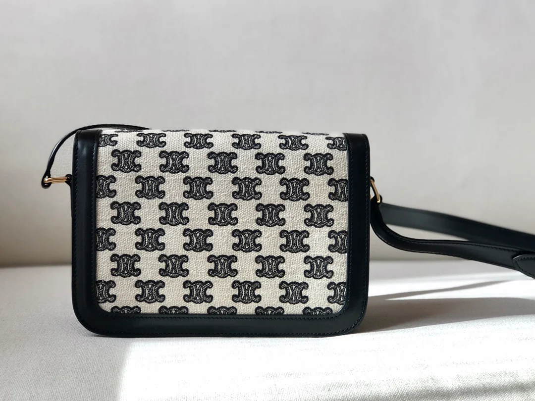 Сумка Celine Medium Triomphe из вышитой ткани и кожи вагю — черная.