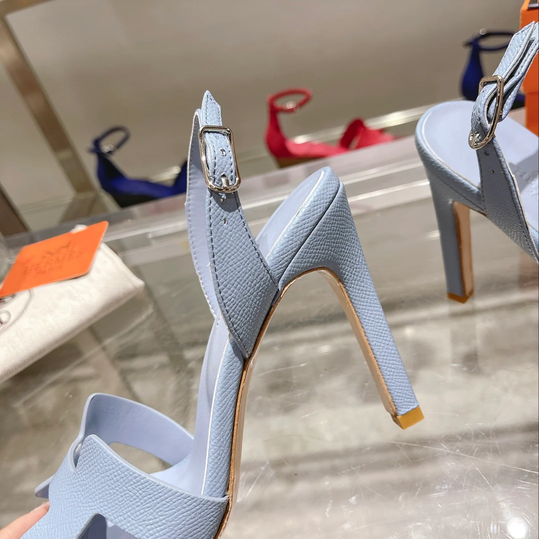 Новинка весны 2022 года от Hermes - сандалии на высоком каблуке.