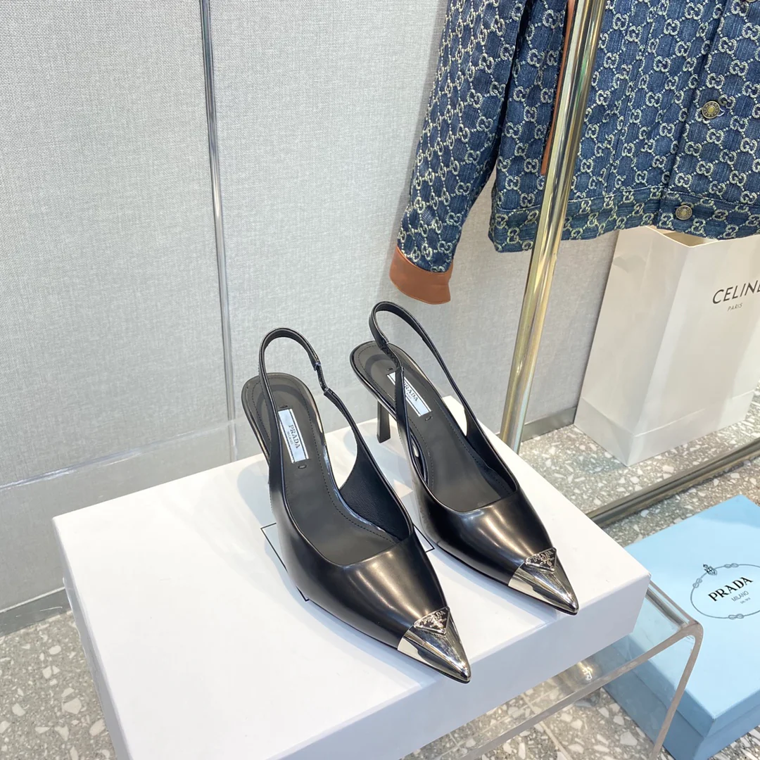 Новинка сезона весна/лето 2023 от Prada - сандалии с острым носком.