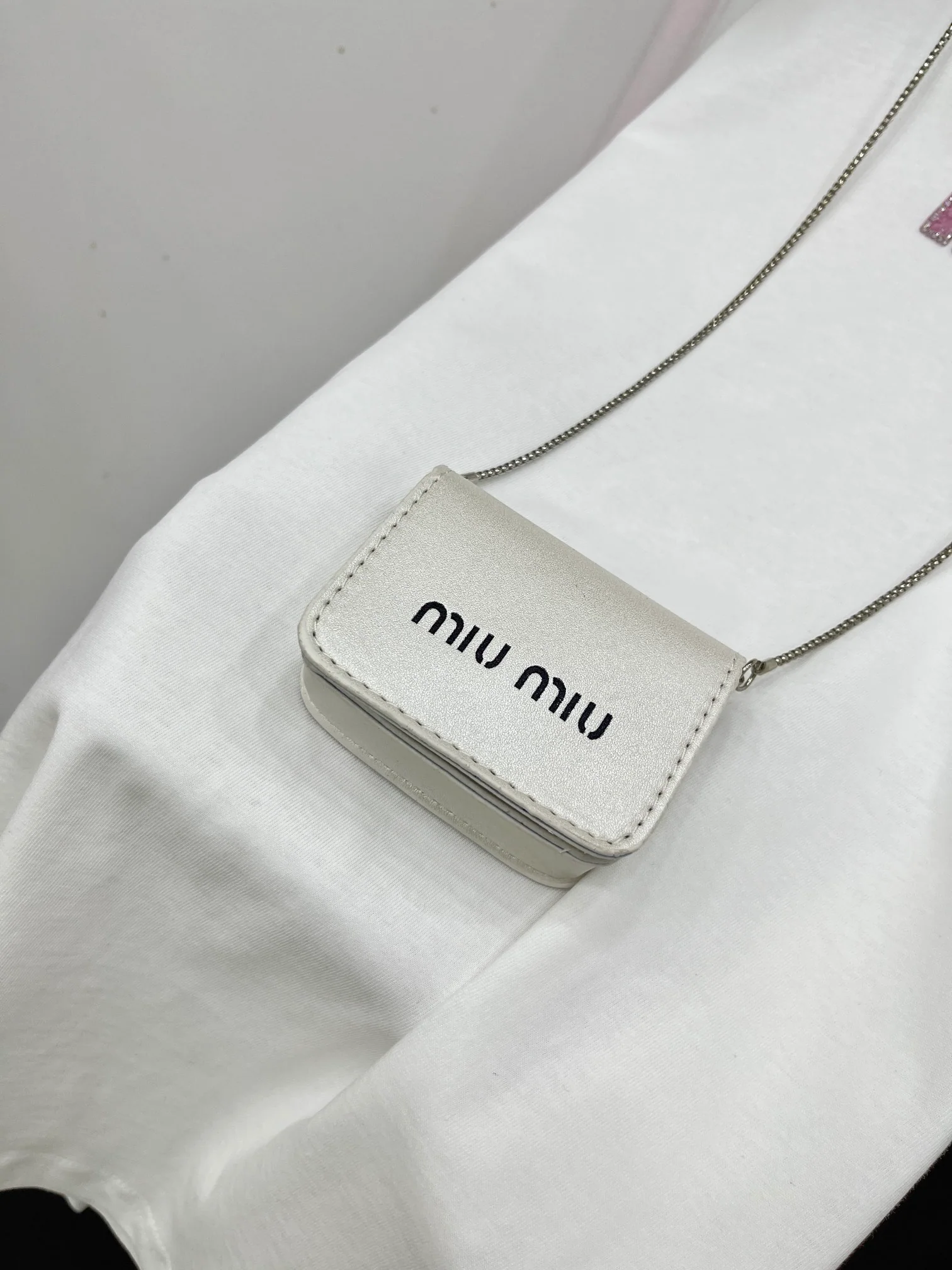 Miu Miu - 2404-24 Новинка: футболка с коротким рукавом, украшенная вышитыми вручную буквами, белая.